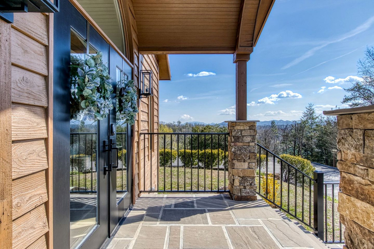 Unique Luxury Cabin with Hot Tub, Pool Table, and Arcade on Family Resort in Pigeon Forge, Tennessee