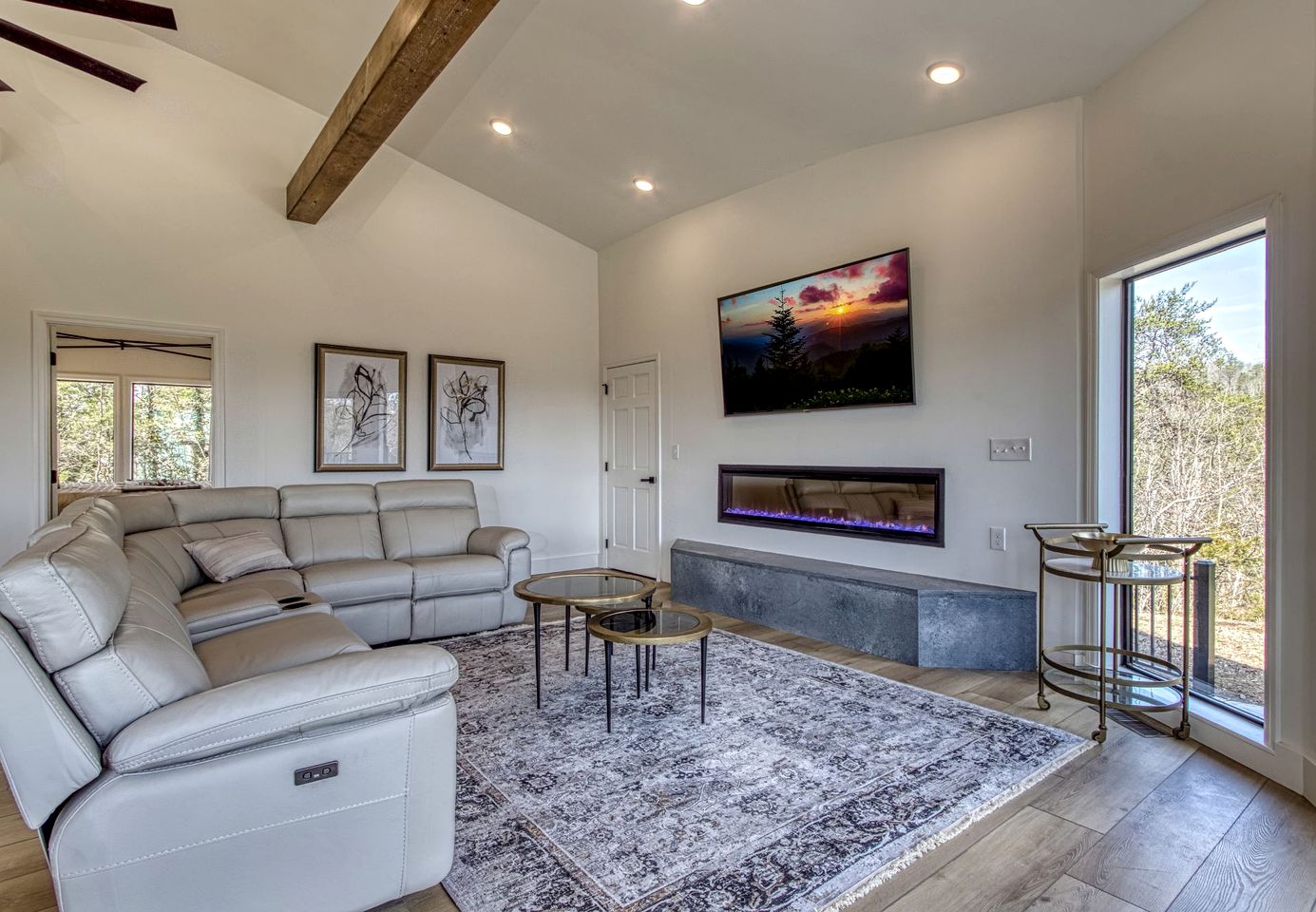 Unique Luxury Cabin with Hot Tub, Pool Table, and Arcade on Family Resort in Pigeon Forge, Tennessee