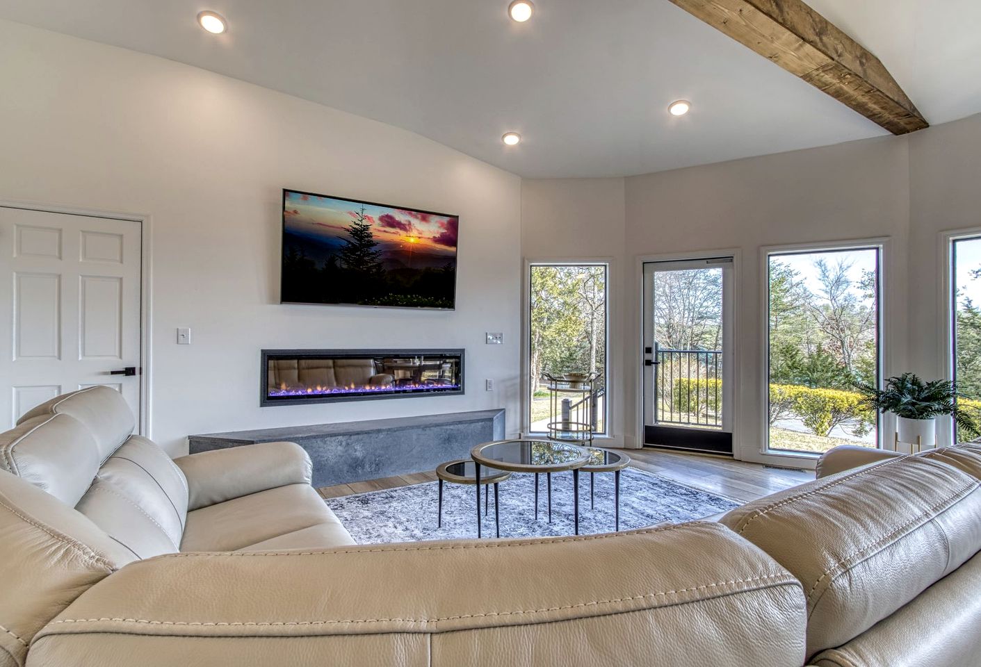 Unique Luxury Cabin with Hot Tub, Pool Table, and Arcade on Family Resort in Pigeon Forge, Tennessee