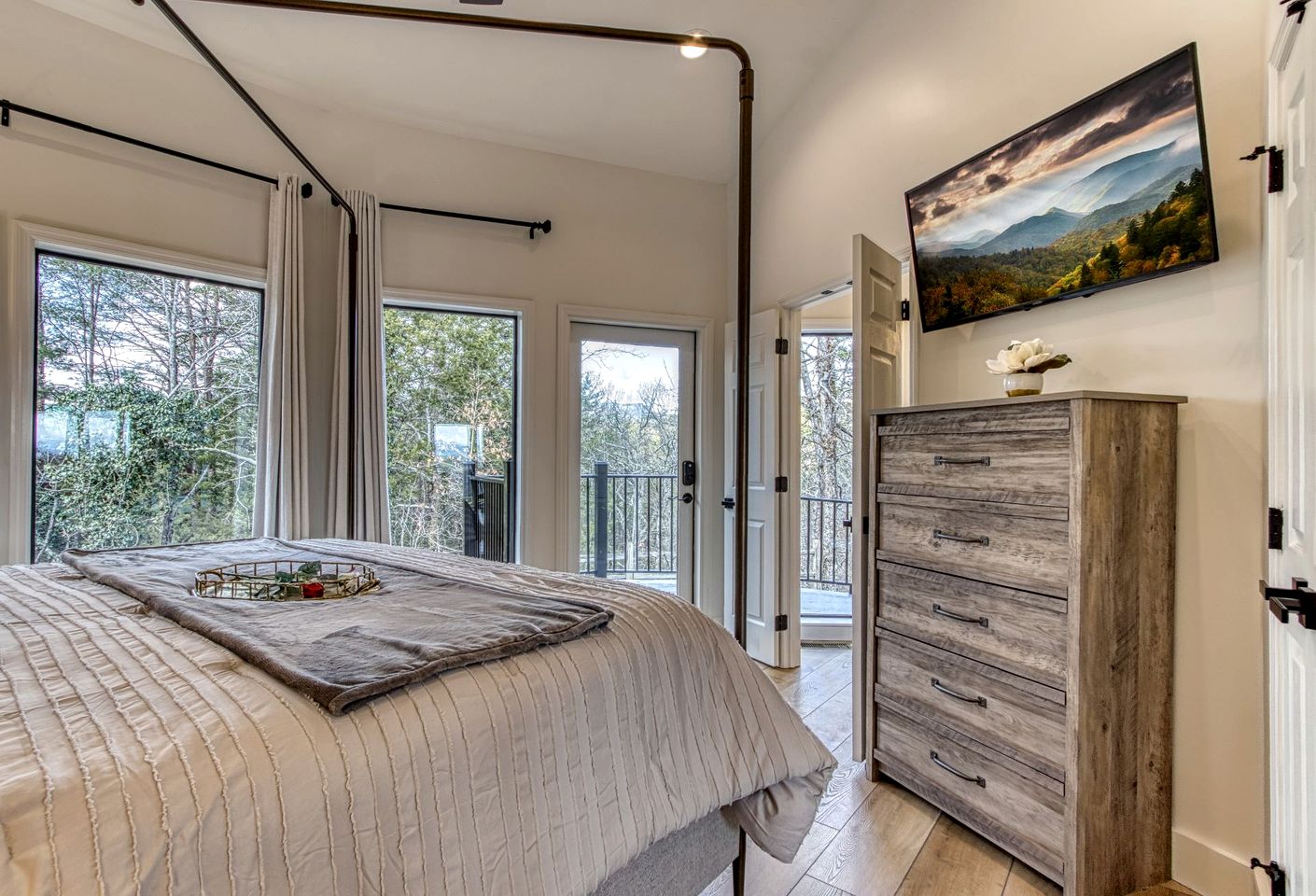 Unique Luxury Cabin with Hot Tub, Pool Table, and Arcade on Family Resort in Pigeon Forge, Tennessee