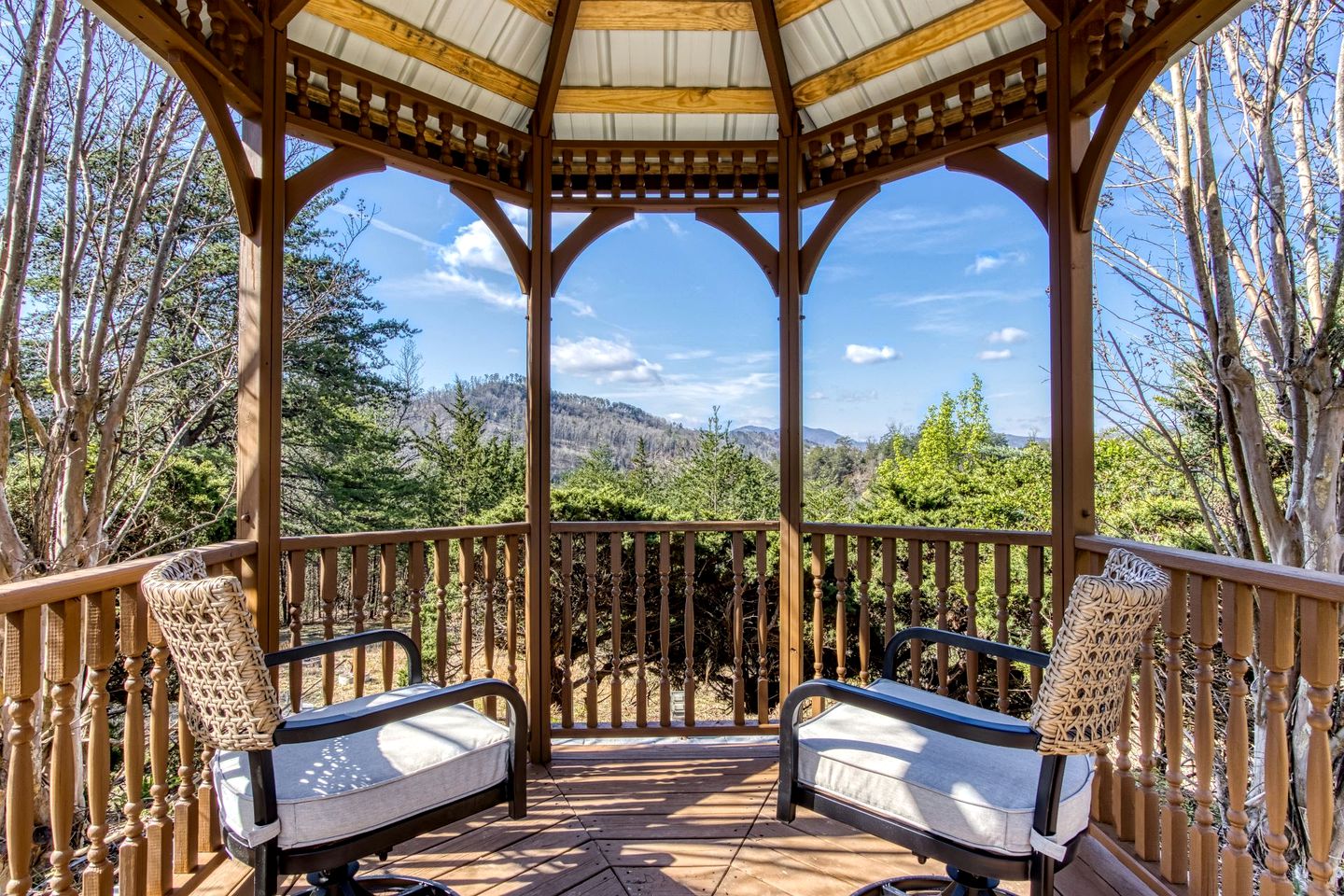 Unique Luxury Cabin with Hot Tub, Pool Table, and Arcade on Family Resort in Pigeon Forge, Tennessee