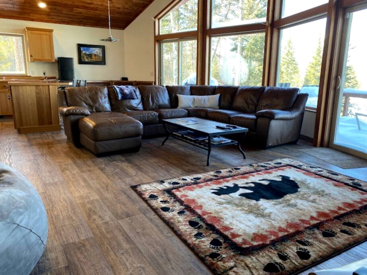 Mountain View Cabin with Deck, Jacuzzi and Ping Pong Table in Montana