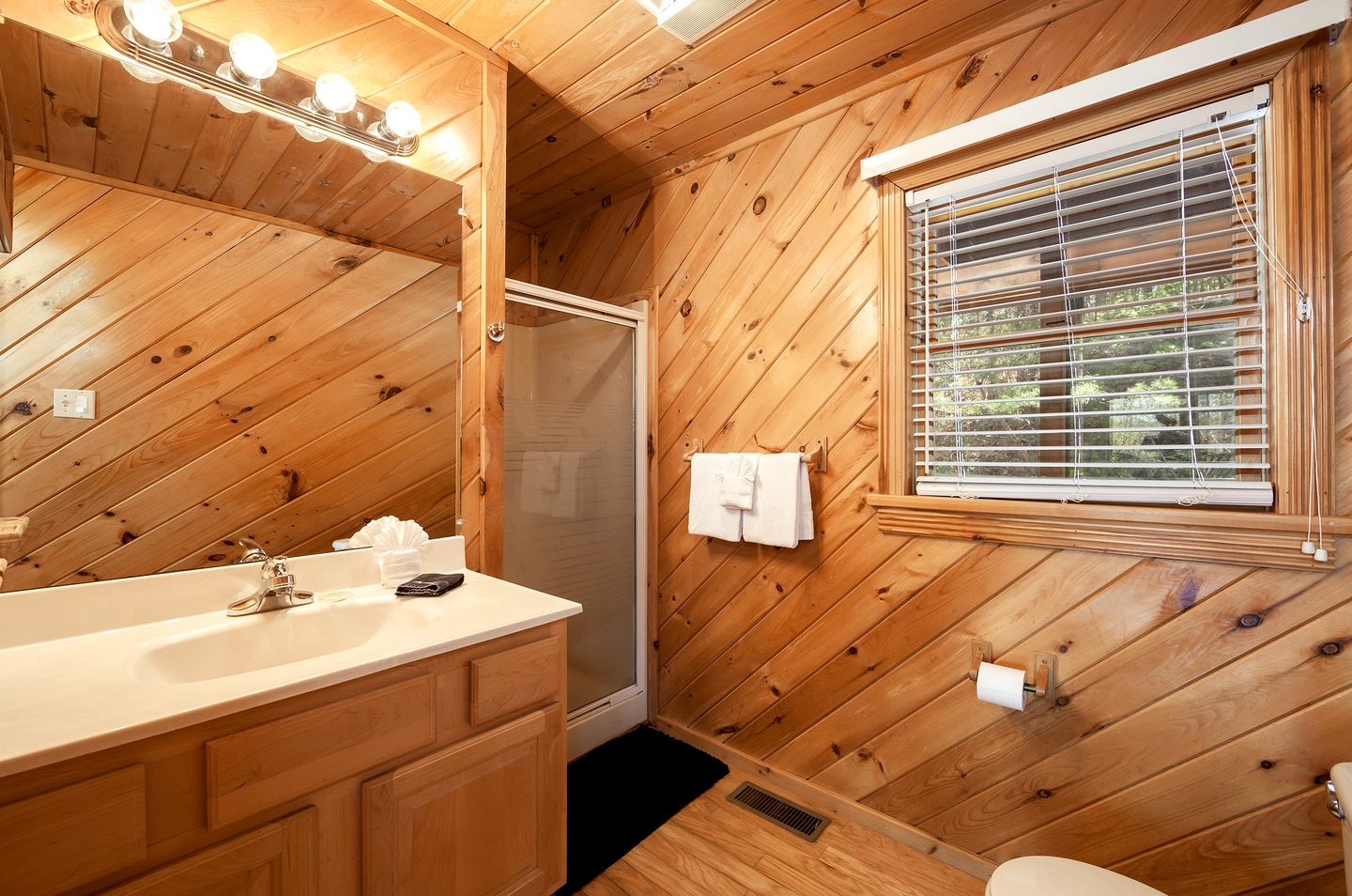 Fully-Equipped Luxury Cabin with Stunning Views of the Great Smoky Mountains, Tennessee