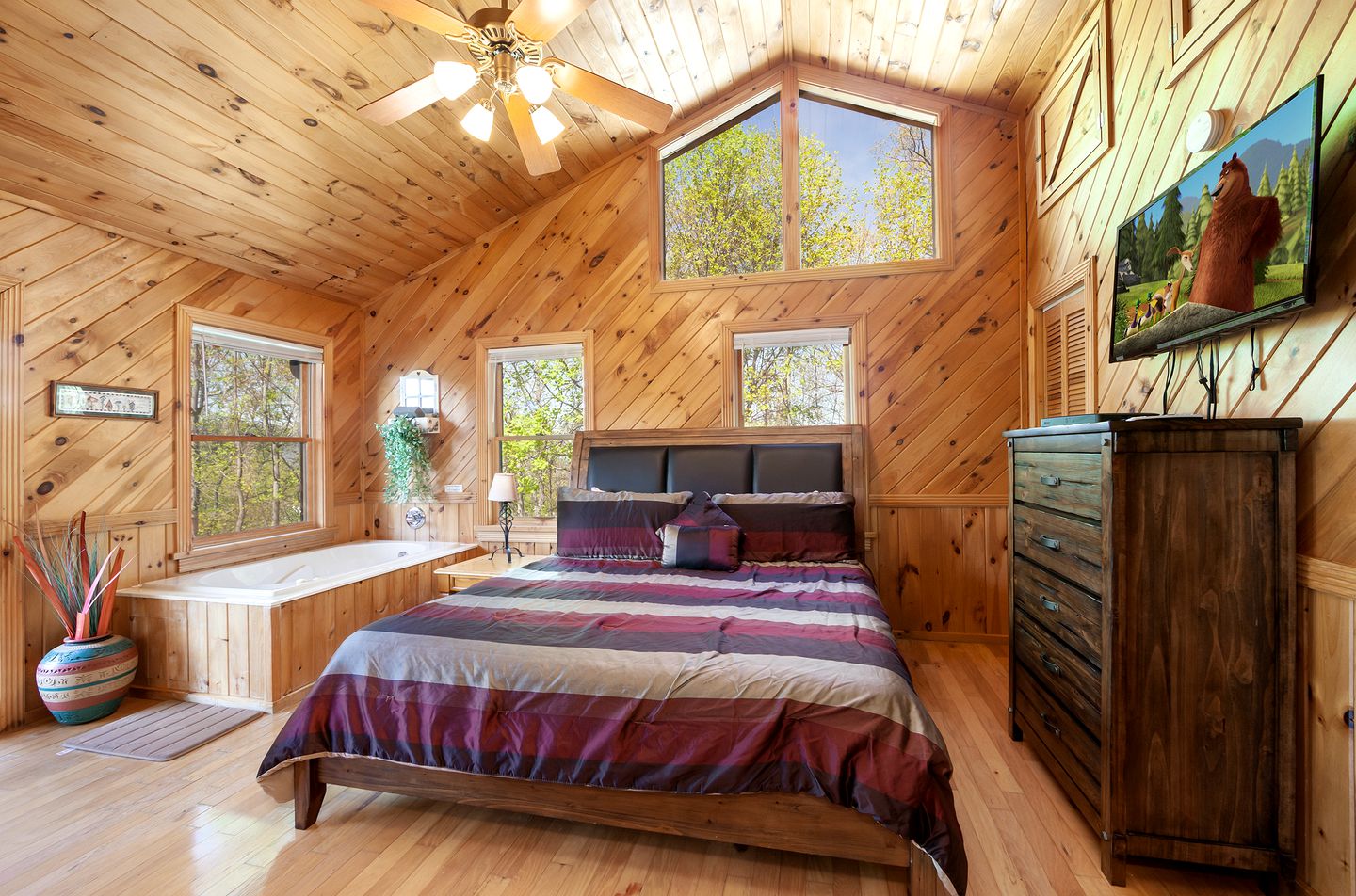 Fully-Equipped Luxury Cabin with Stunning Views of the Great Smoky Mountains, Tennessee