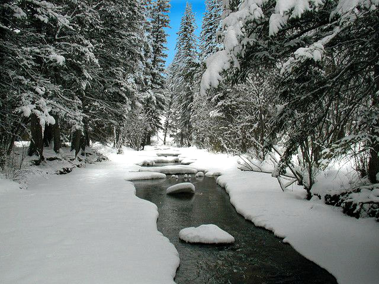 Cozy Lake Cabin Rental near the Porcupine Mountains in Michigan