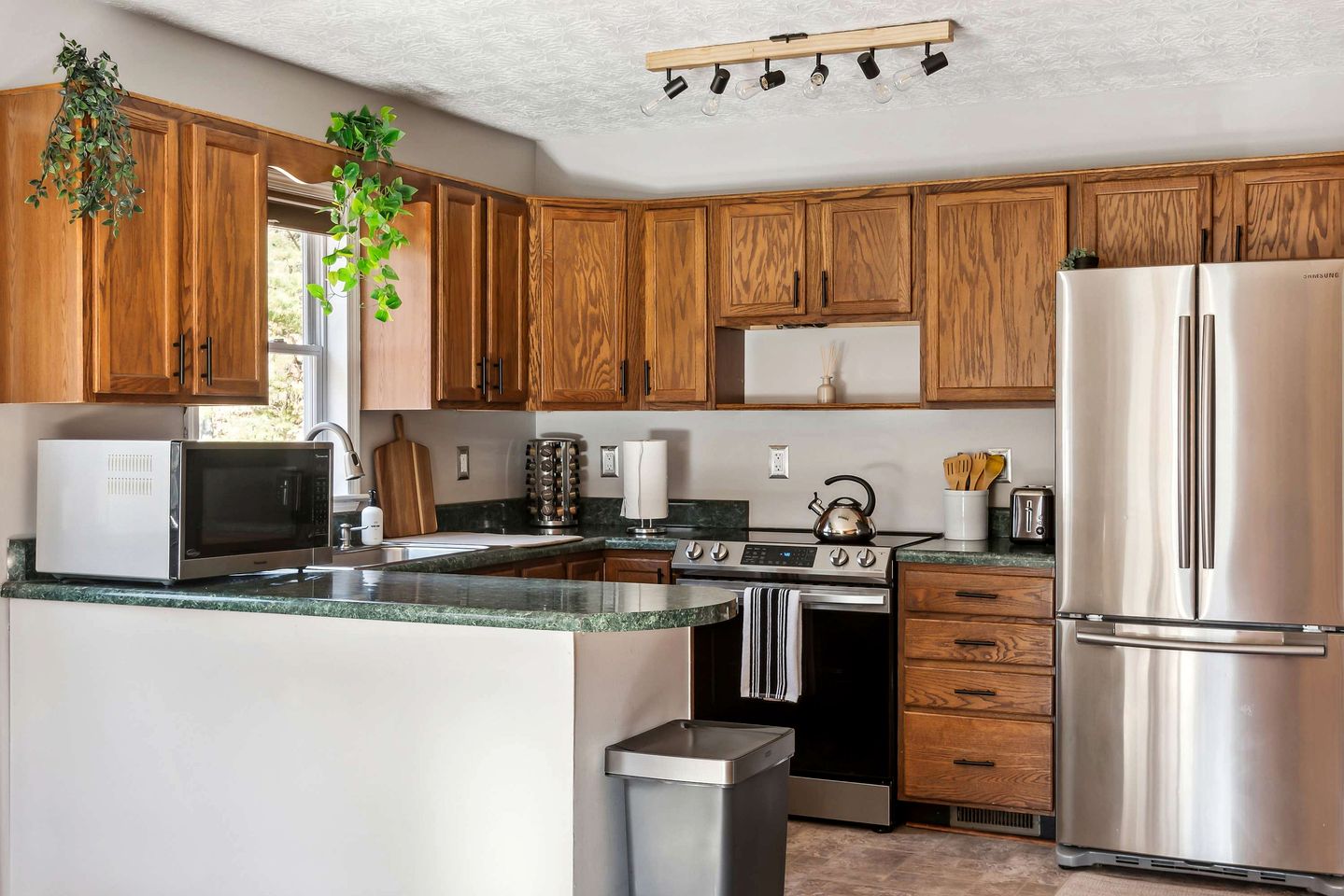 Secluded Modern-Rustic Cabin with Hot Tub & Sunrise Old Rag Views near Shenandoah National Park, Luray VA