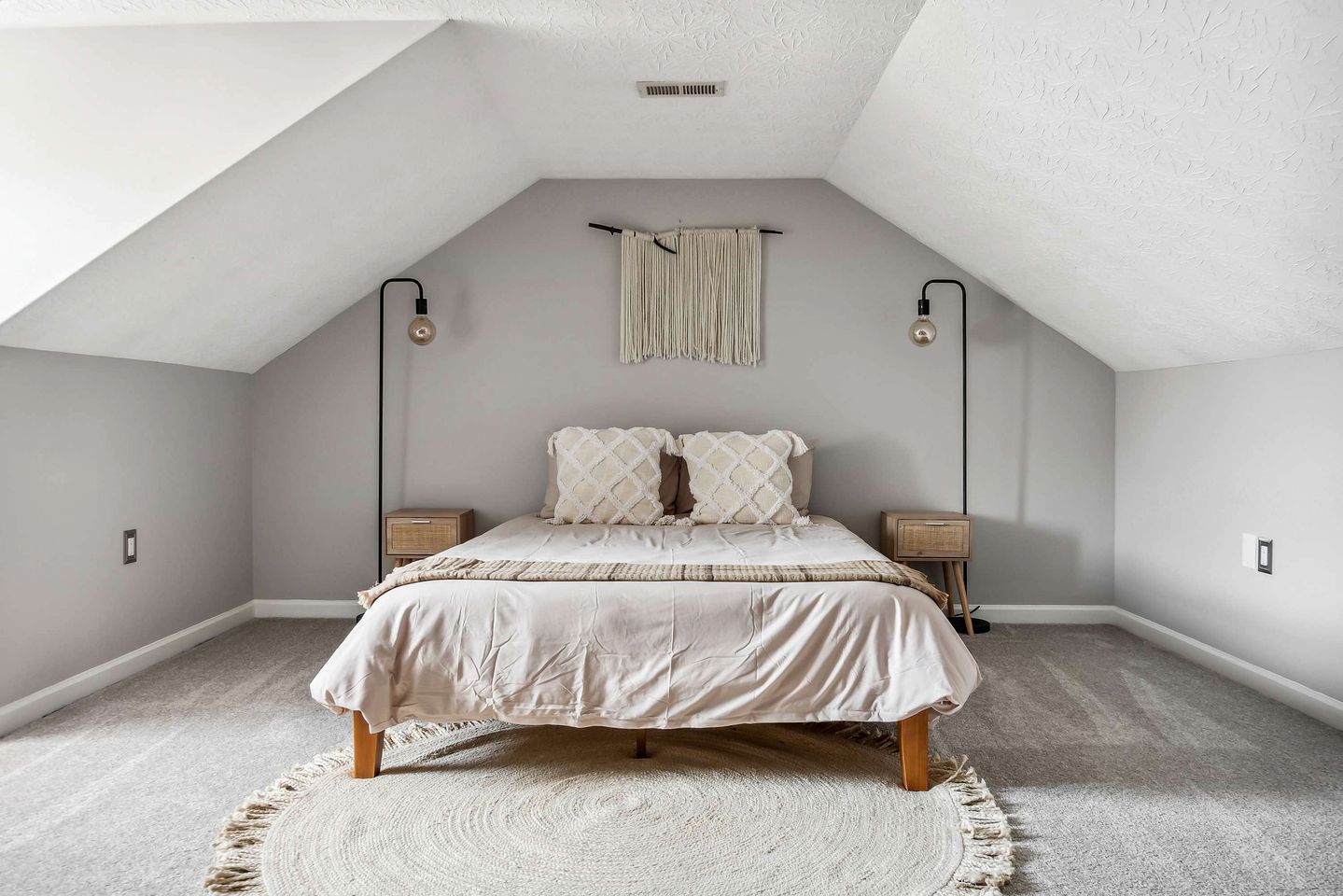 Secluded Modern-Rustic Cabin with Hot Tub & Sunrise Old Rag Views near Shenandoah National Park, Luray VA