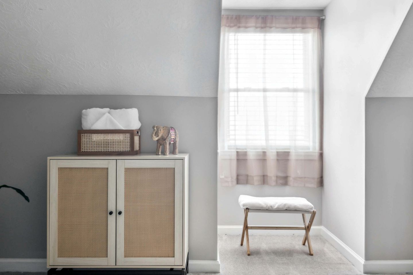 Secluded Modern-Rustic Cabin with Hot Tub & Sunrise Old Rag Views near Shenandoah National Park, Luray VA