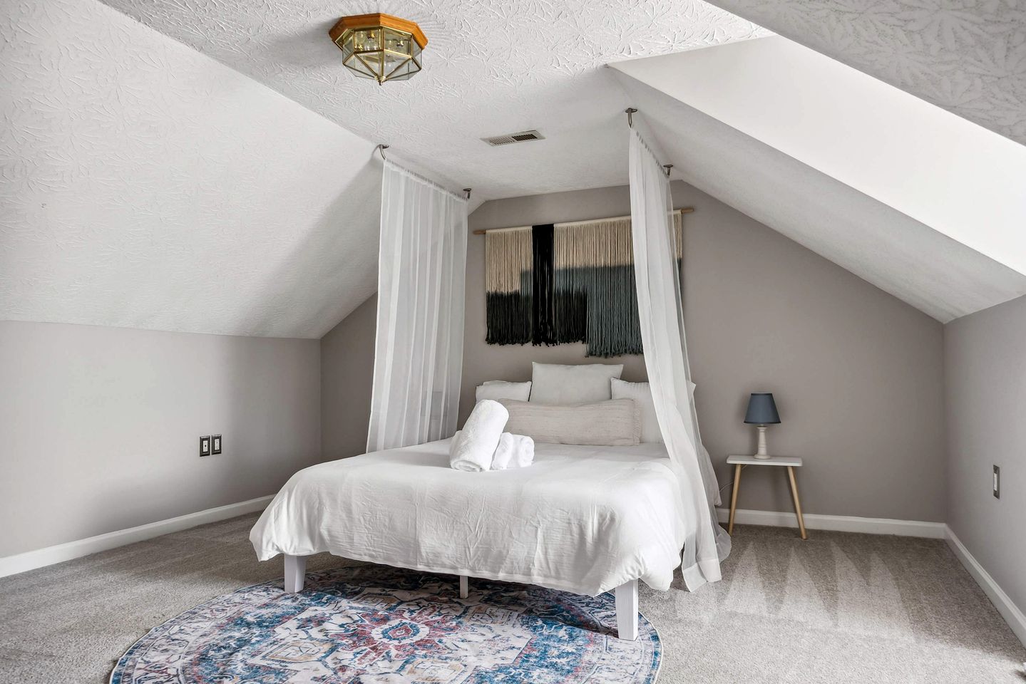 Secluded Modern-Rustic Cabin with Hot Tub & Sunrise Old Rag Views near Shenandoah National Park, Luray VA