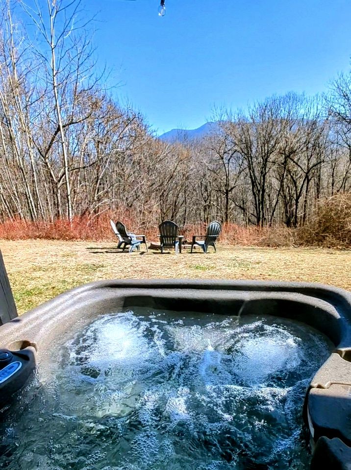 Secluded Modern-Rustic Cabin with Hot Tub & Sunrise Old Rag Views near Shenandoah National Park, Luray VA