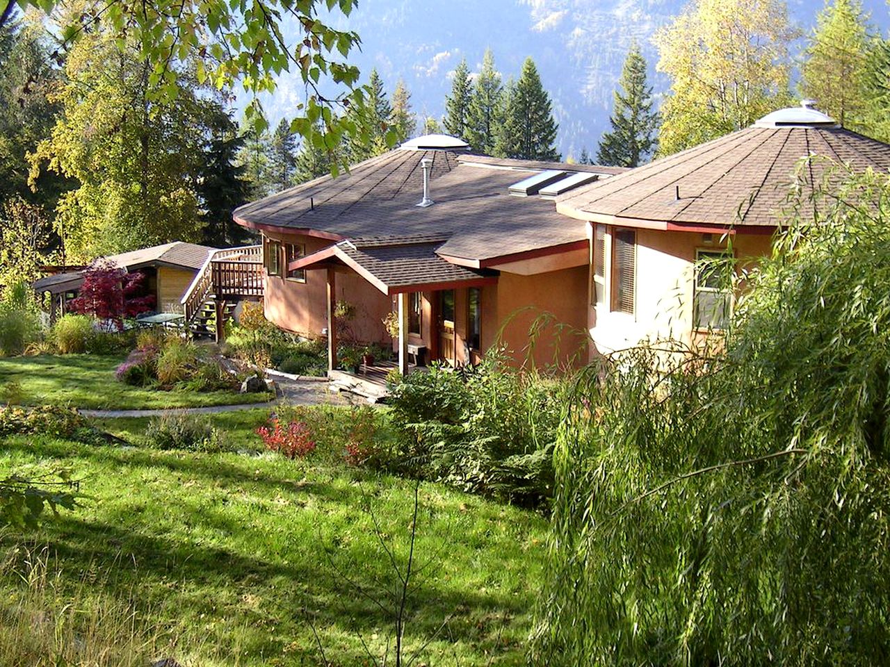 Extraordinary Wellness Lodge with Yoga Studio and Hot Tub near Nelson, British Columbia