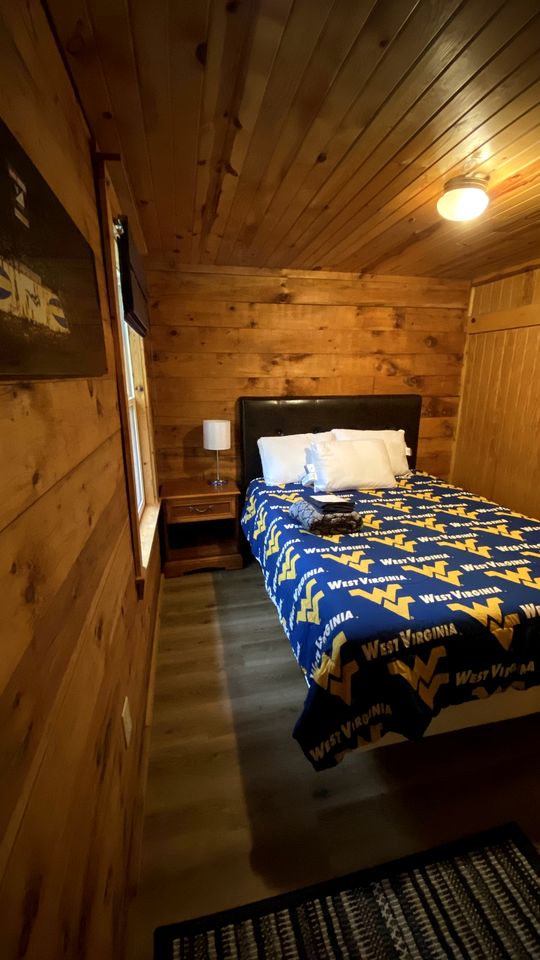 Lovely Cabin with Hot Tub and Fire Pit in Bruceton Mills, West Virginia