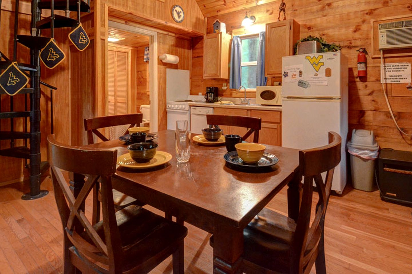 Lovely Cabin with Hot Tub and Fire Pit in Bruceton Mills, West Virginia