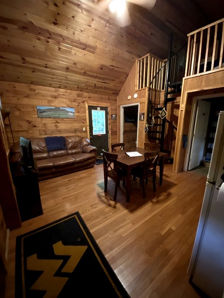 Lovely Cabin with Hot Tub and Fire Pit in Bruceton Mills, West Virginia