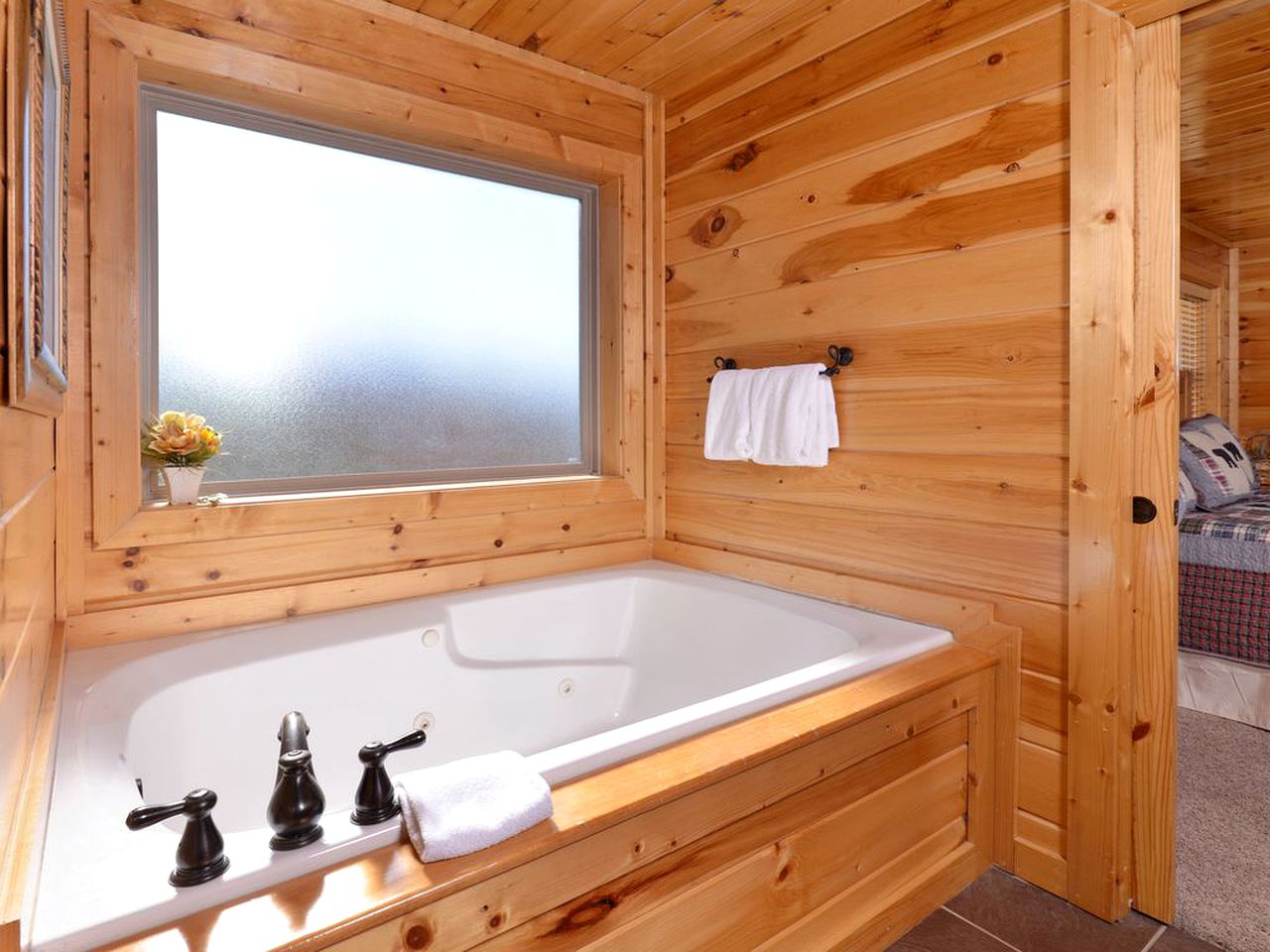 Luxury Cabin Getaway with a Private Hot Tub near Pigeon Forge in Tennessee