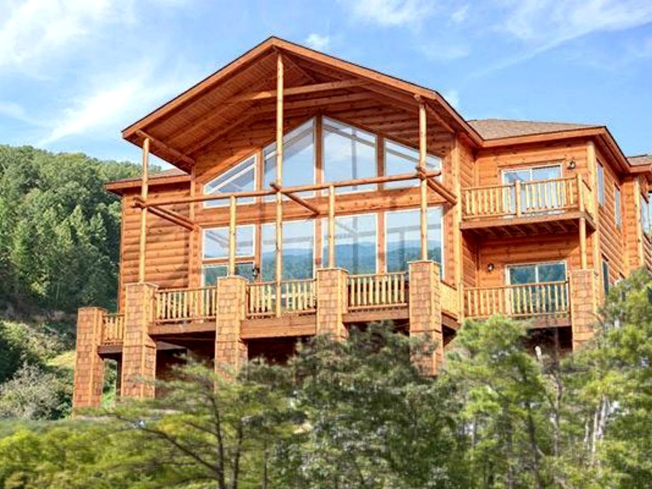 Luxury Cabin Getaway with a Private Hot Tub near Pigeon Forge in Tennessee