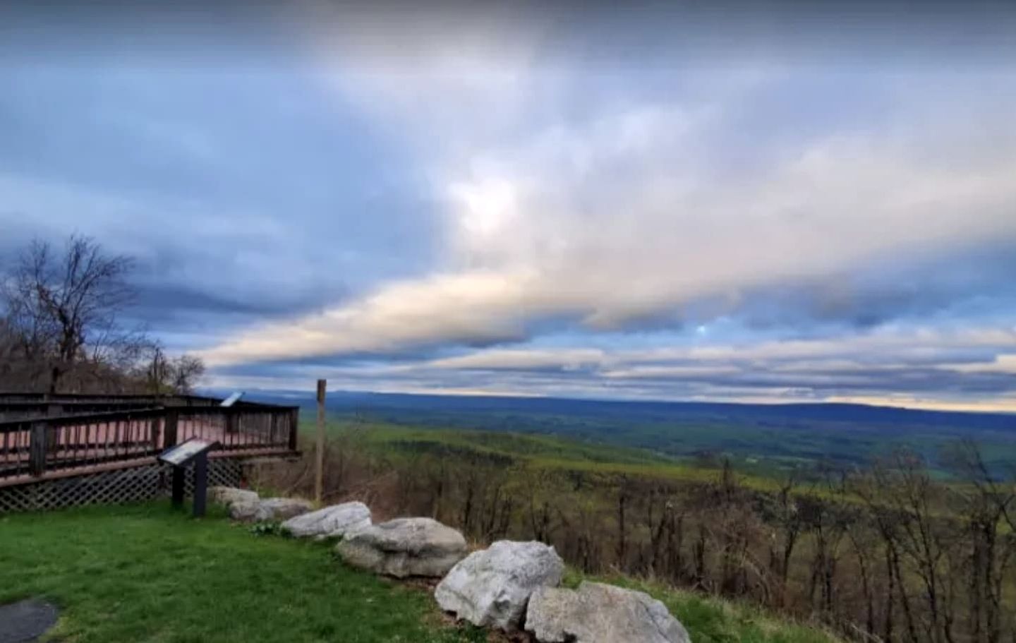 Mountainside Cabin with Hot Tub, Fire Pit and Deck Tucked Away in the Woods of Great Cacapon, WV