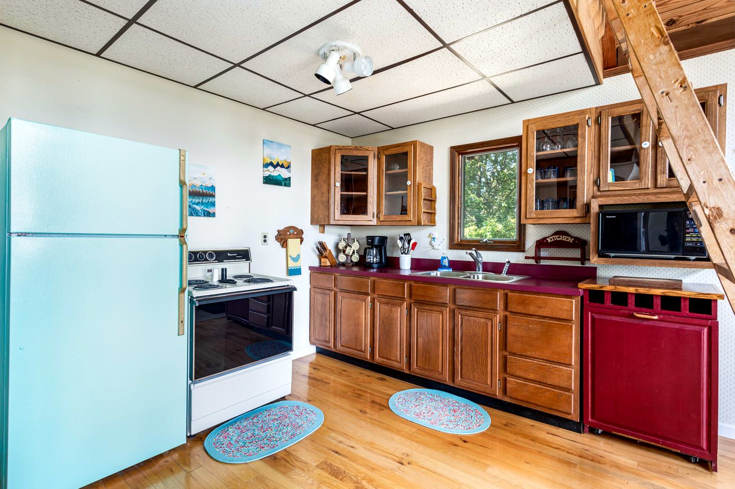 Mountainside Cabin with Hot Tub, Fire Pit and Deck Tucked Away in the Woods of Great Cacapon, WV