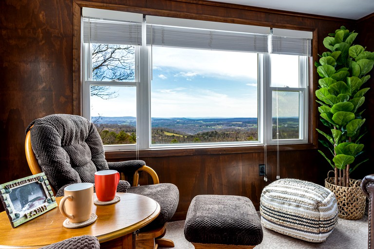 RUMountaintop Chalet w Amazing Views, Deck, & WiFi!, Cabins, Capon