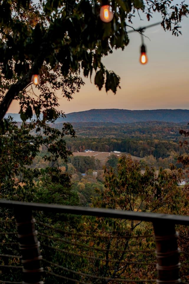 Mountaintop Tree House Retreat With Scenic Views Close to Chattanooga and Tennessee Valley, Georgia