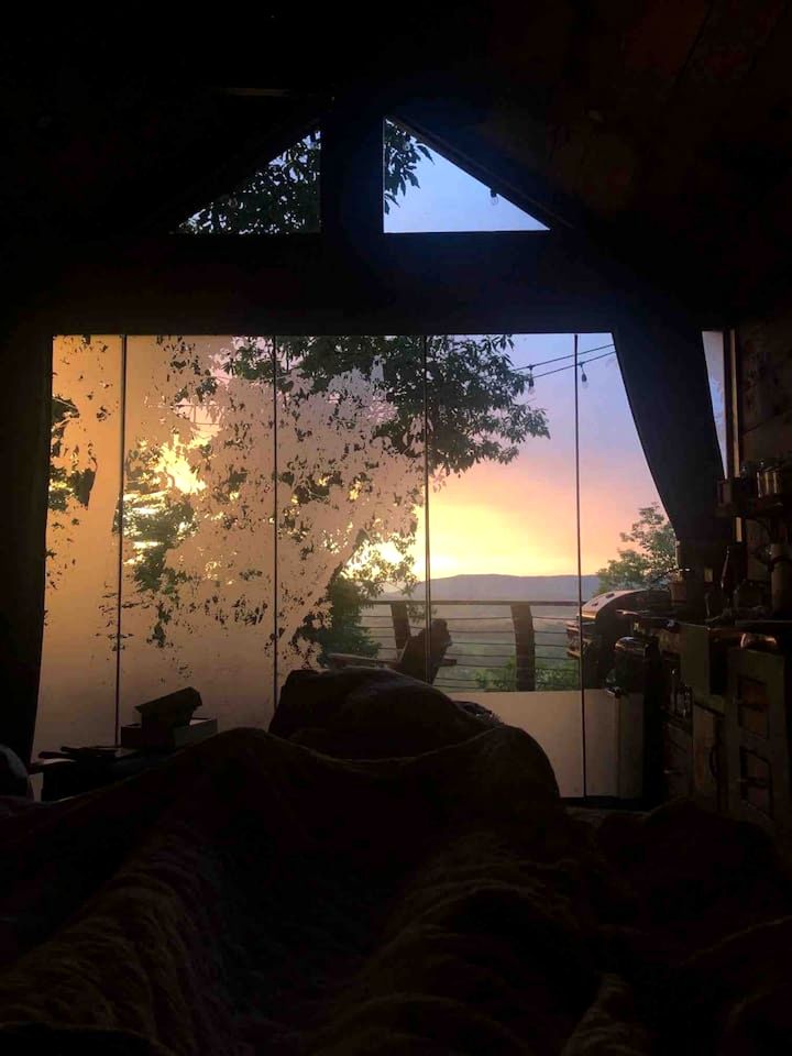Mountaintop Tree House Retreat With Scenic Views Close to Chattanooga and Tennessee Valley, Georgia