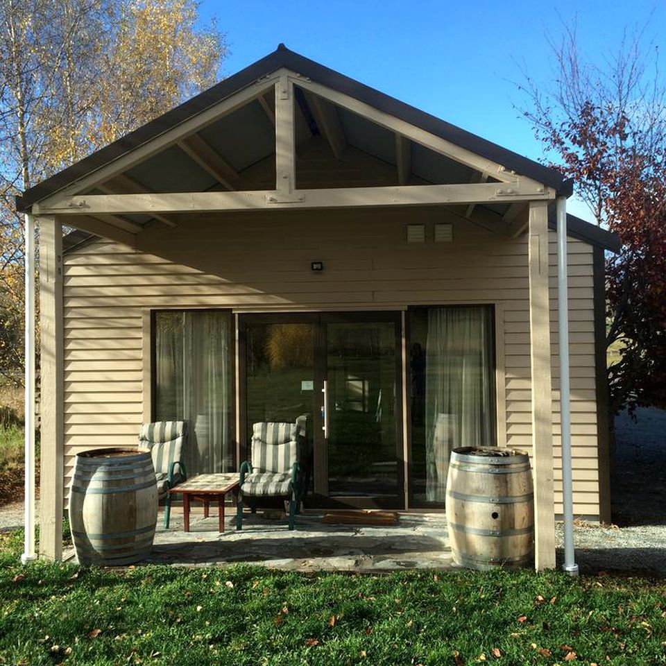 Charming Secluded Cottage with Scenic Views near Queenstown, South Island