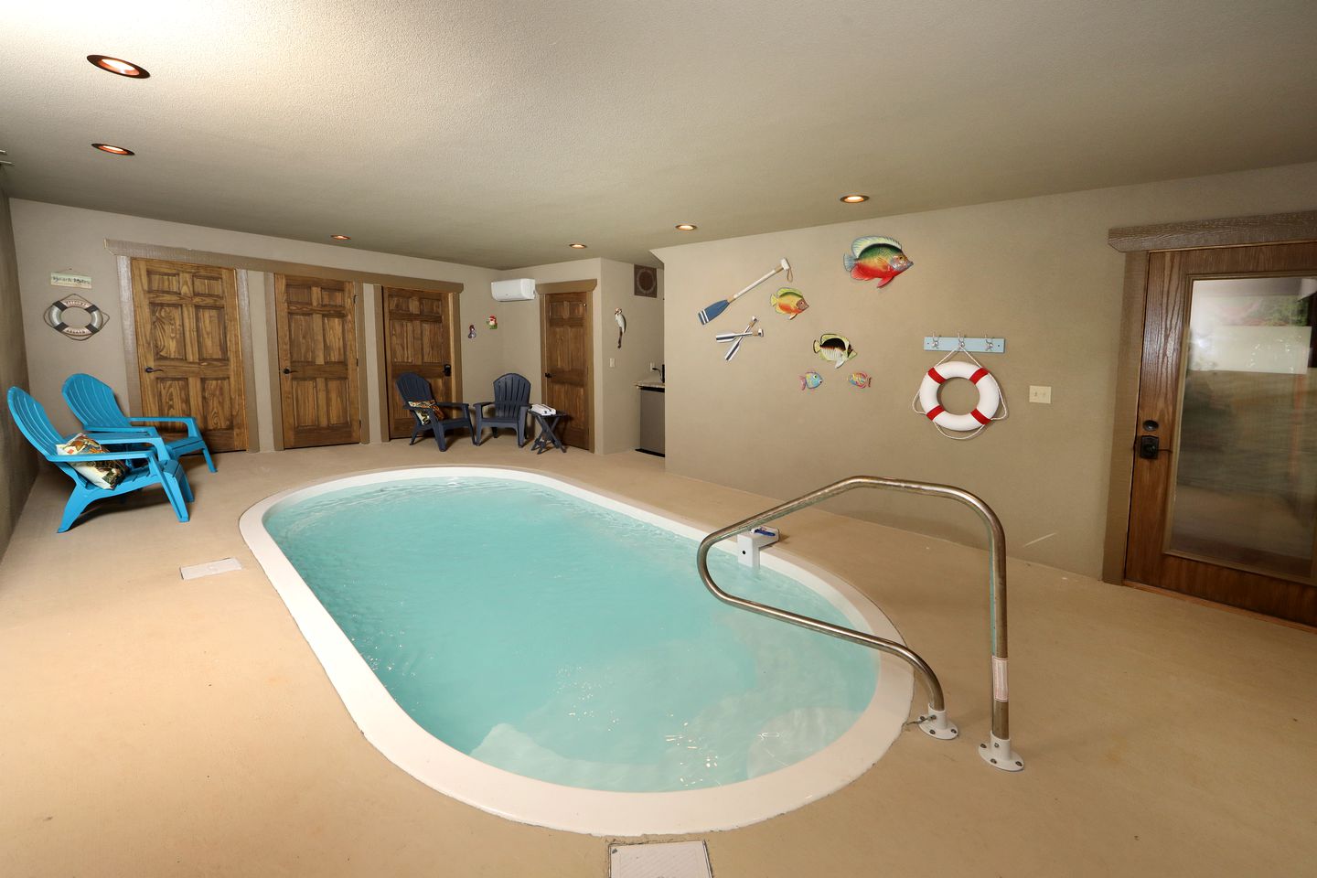 Stunning Cozy Cabin with Game Room, Indoor and Outdoor Swimming Pool and Hot-tub in Gatlinburg, Tennessee