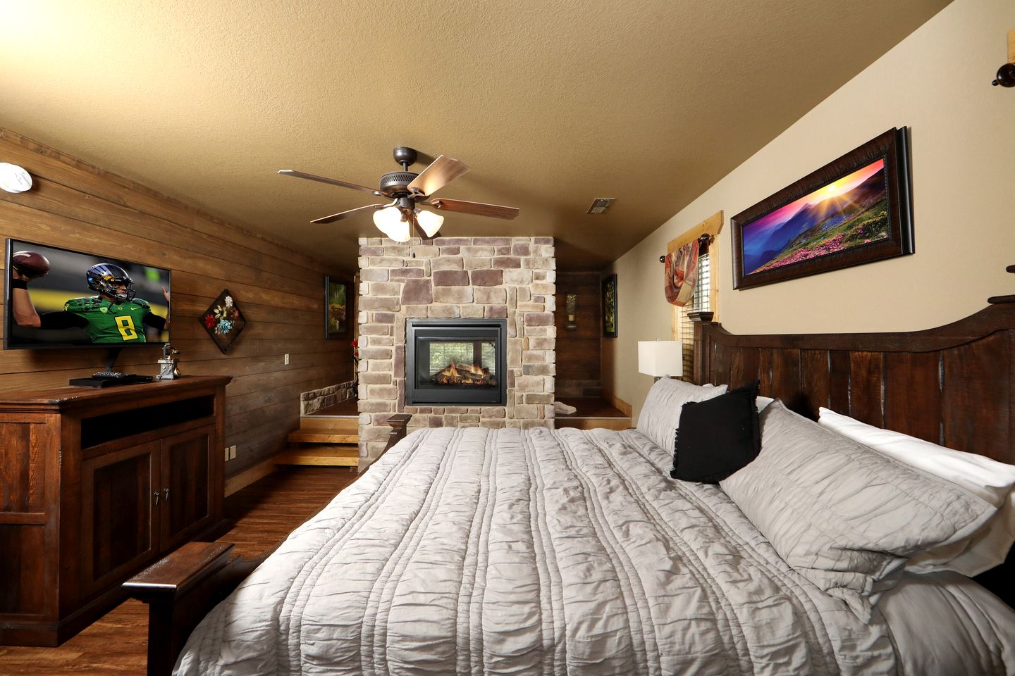 Stunning Cozy Cabin with Game Room, Indoor and Outdoor Swimming Pool and Hot-tub in Gatlinburg, Tennessee