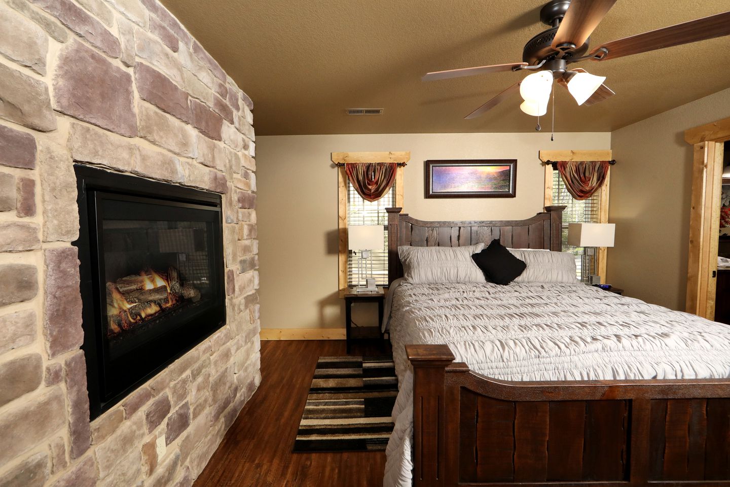 Stunning Cozy Cabin with Game Room, Indoor and Outdoor Swimming Pool and Hot-tub in Gatlinburg, Tennessee