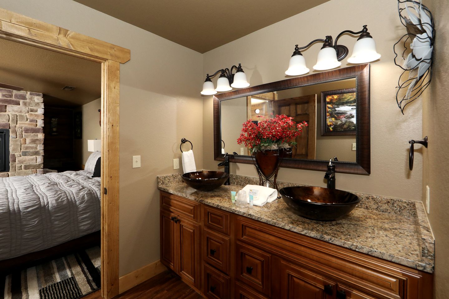 Stunning Cozy Cabin with Game Room, Indoor and Outdoor Swimming Pool and Hot-tub in Gatlinburg, Tennessee