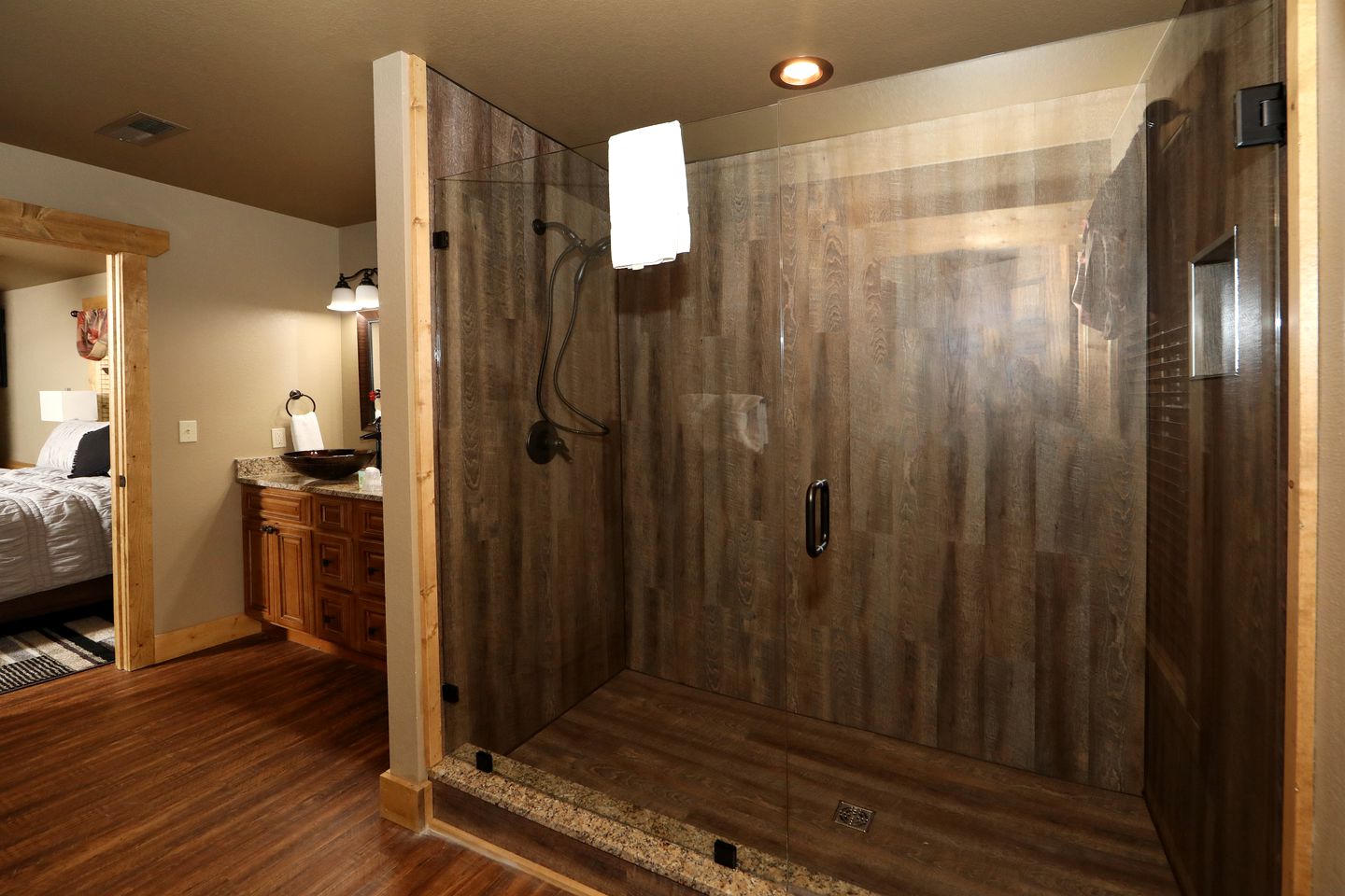 Stunning Cozy Cabin with Game Room, Indoor and Outdoor Swimming Pool and Hot-tub in Gatlinburg, Tennessee