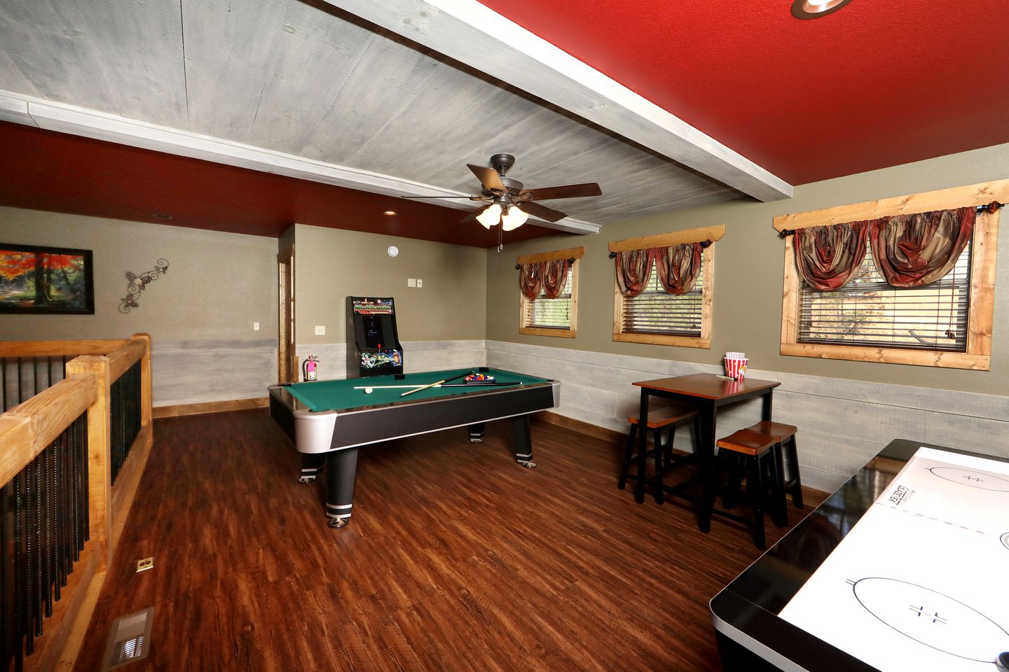 Stunning Cozy Cabin with Game Room, Indoor and Outdoor Swimming Pool and Hot-tub in Gatlinburg, Tennessee