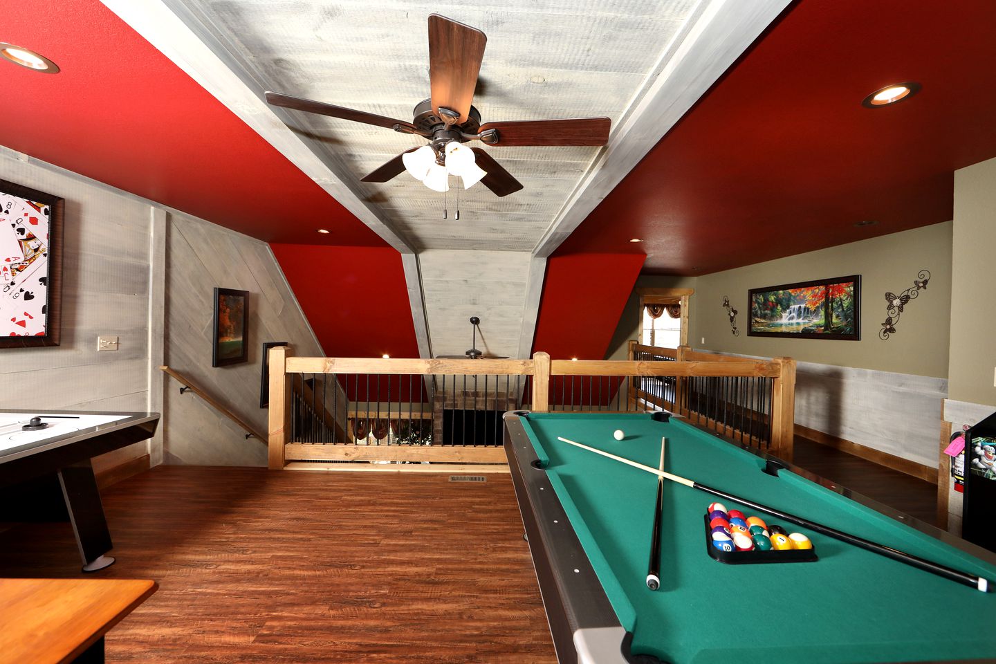 Stunning Cozy Cabin with Game Room, Indoor and Outdoor Swimming Pool and Hot-tub in Gatlinburg, Tennessee