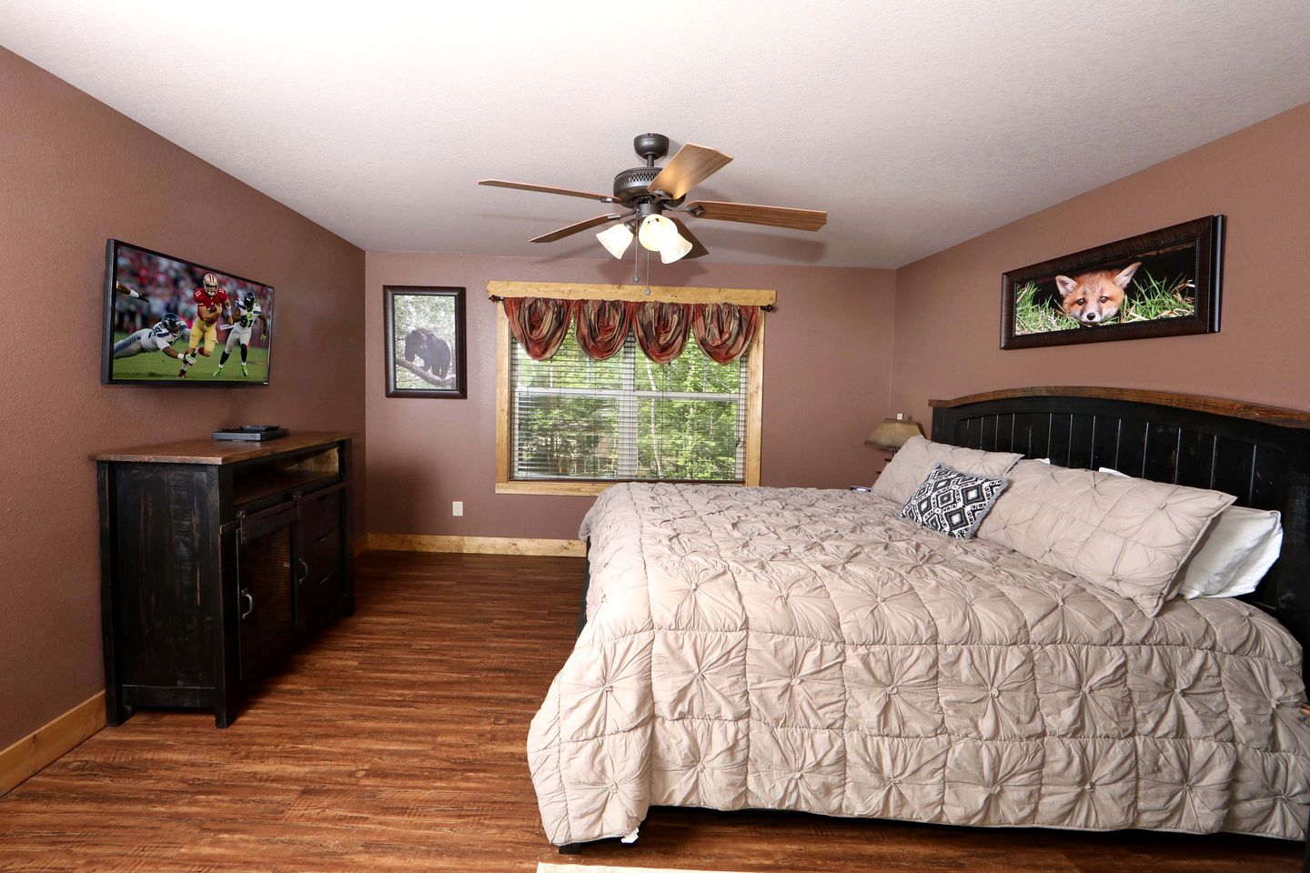 Stunning Cozy Cabin with Game Room, Indoor and Outdoor Swimming Pool and Hot-tub in Gatlinburg, Tennessee