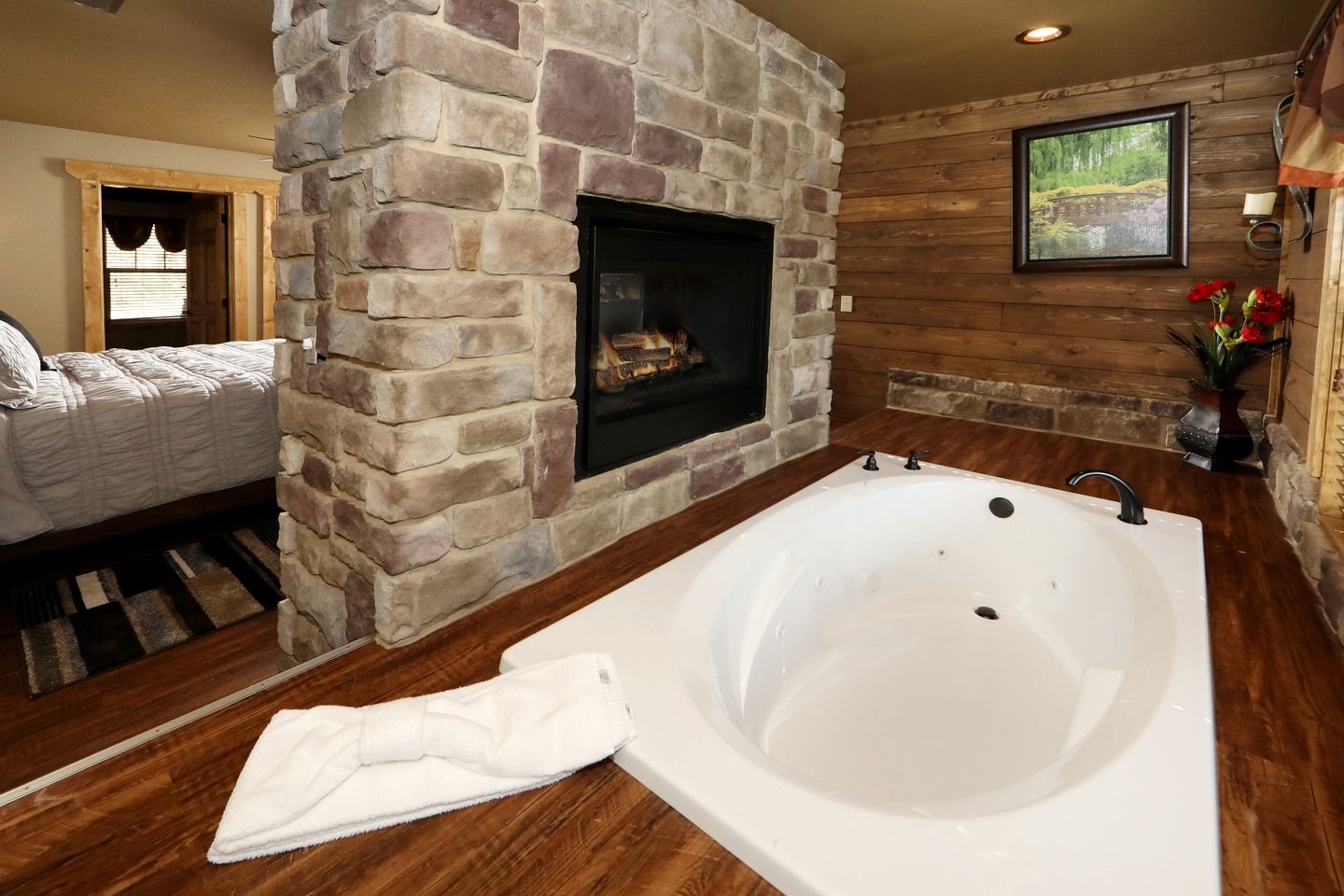 Stunning Cozy Cabin with Game Room, Indoor and Outdoor Swimming Pool and Hot-tub in Gatlinburg, Tennessee