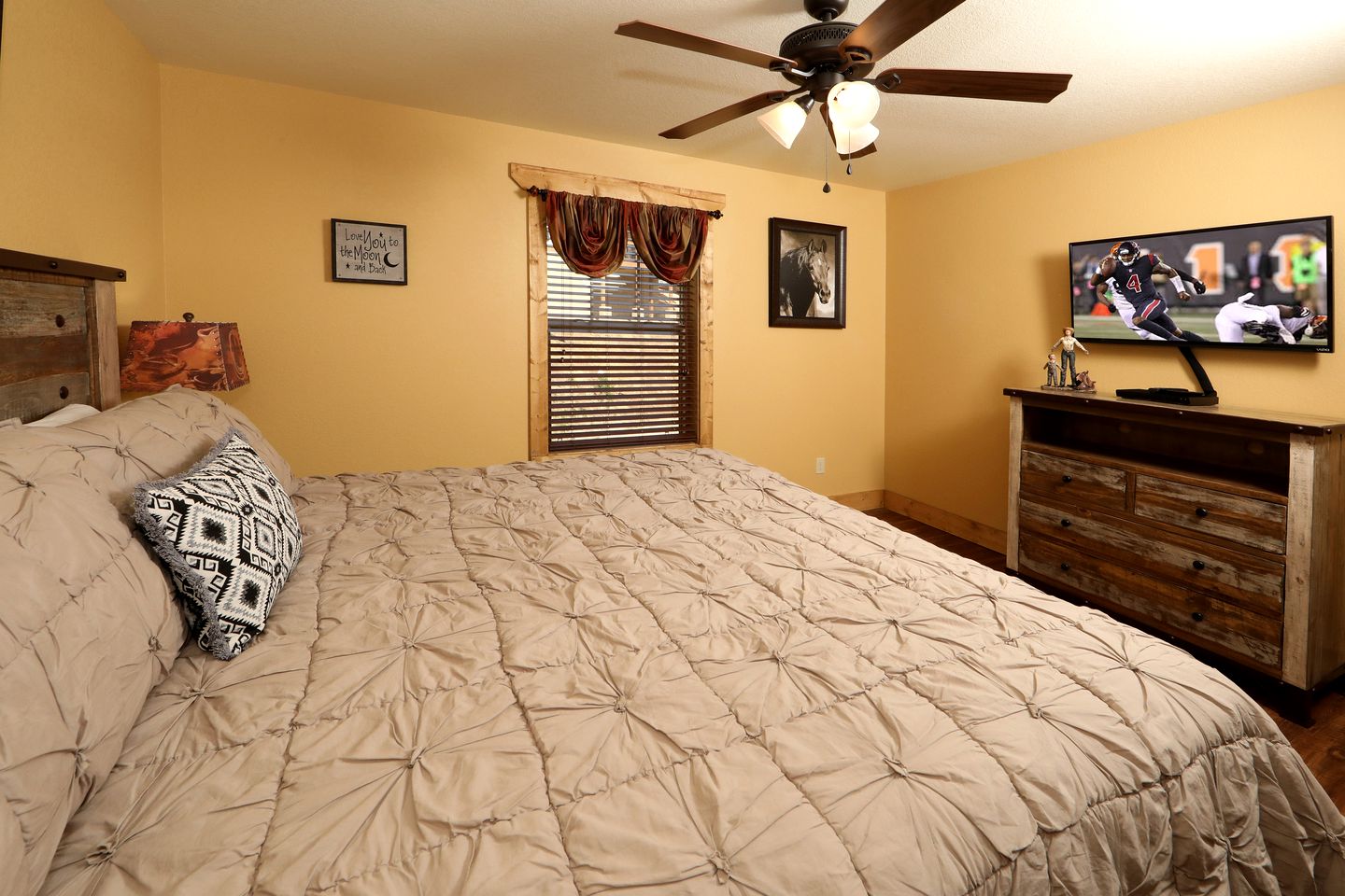 Stunning Cozy Cabin with Game Room, Indoor and Outdoor Swimming Pool and Hot-tub in Gatlinburg, Tennessee