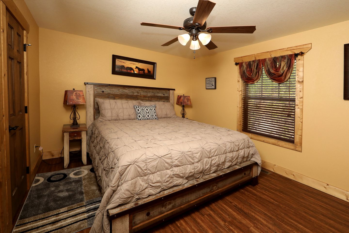 Stunning Cozy Cabin with Game Room, Indoor and Outdoor Swimming Pool and Hot-tub in Gatlinburg, Tennessee