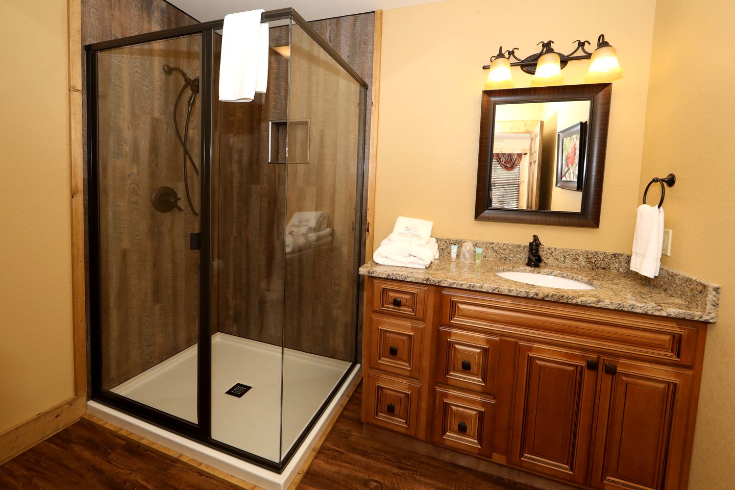 Stunning Cozy Cabin with Game Room, Indoor and Outdoor Swimming Pool and Hot-tub in Gatlinburg, Tennessee