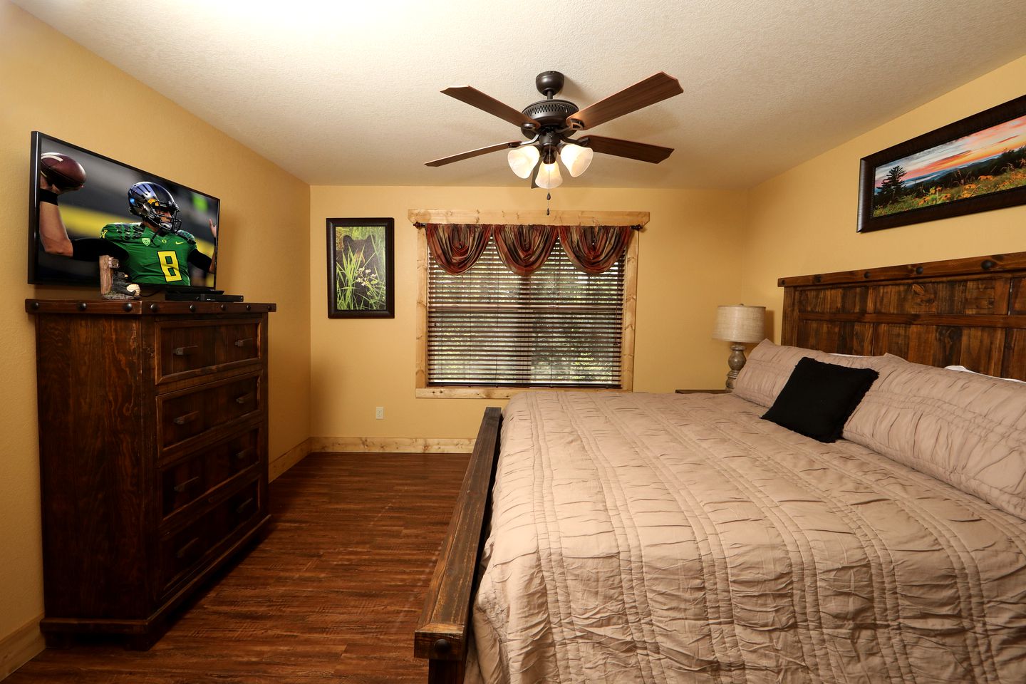 Stunning Cozy Cabin with Game Room, Indoor and Outdoor Swimming Pool and Hot-tub in Gatlinburg, Tennessee