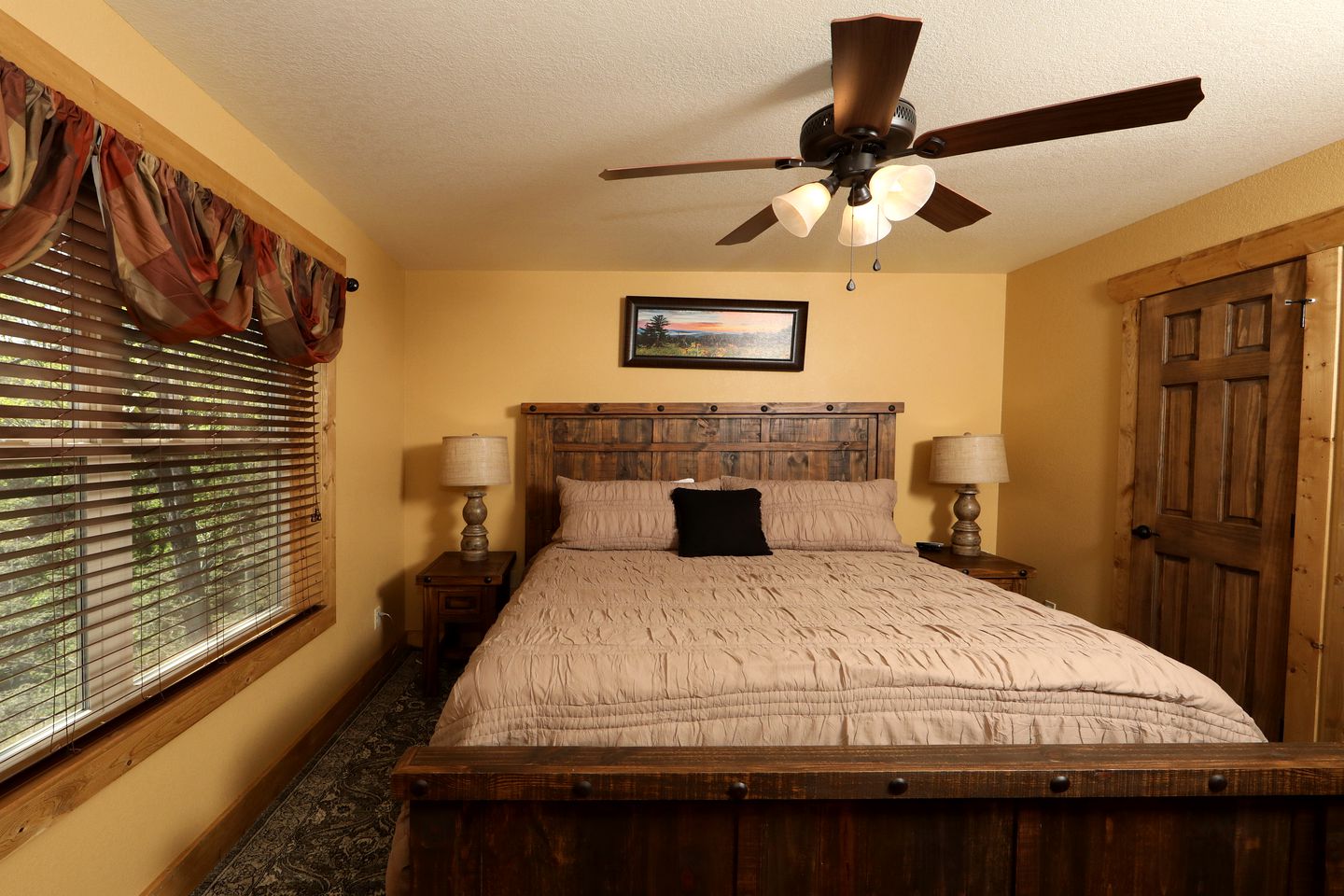 Stunning Cozy Cabin with Game Room, Indoor and Outdoor Swimming Pool and Hot-tub in Gatlinburg, Tennessee