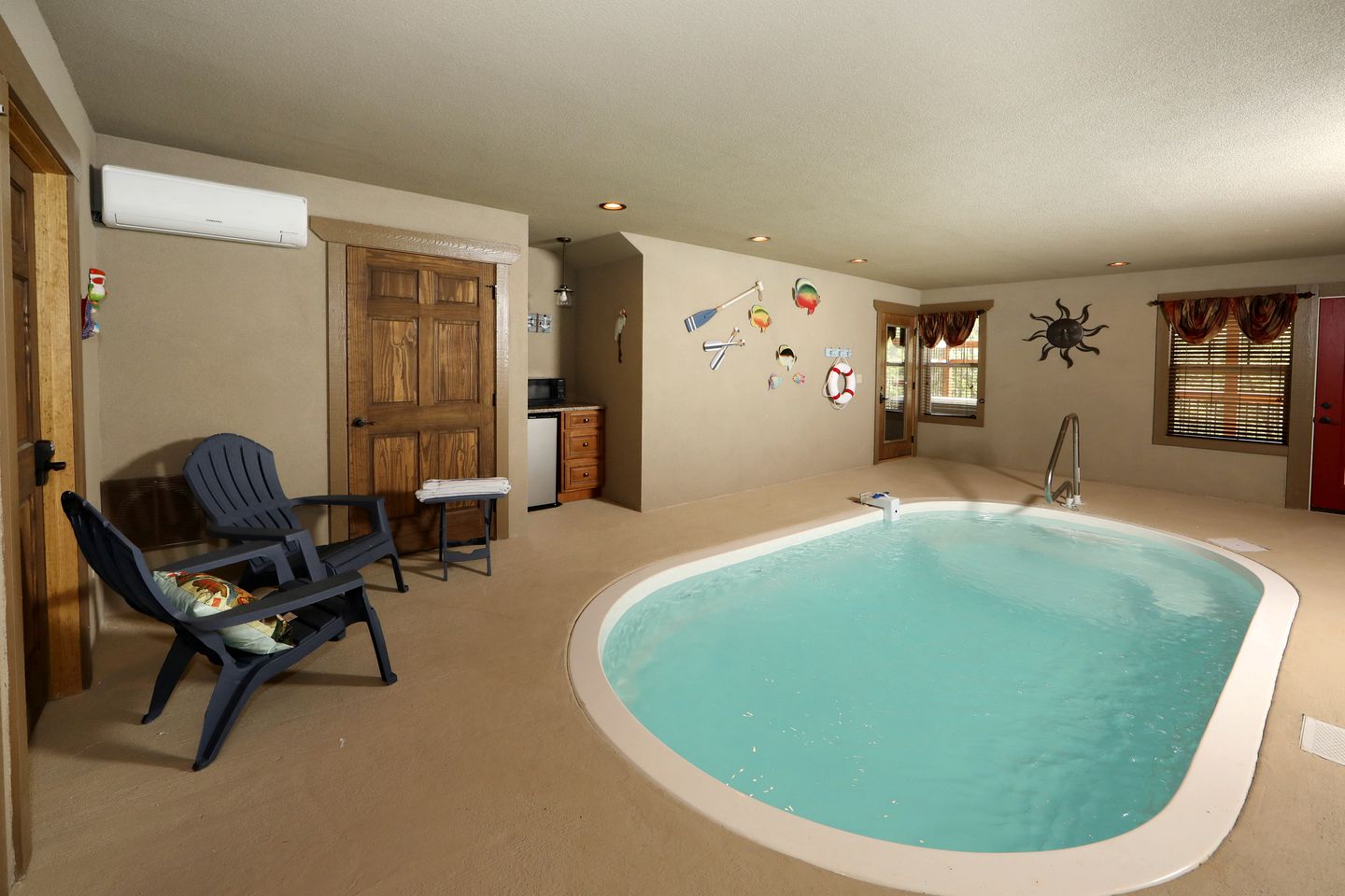 Stunning Cozy Cabin with Game Room, Indoor and Outdoor Swimming Pool and Hot-tub in Gatlinburg, Tennessee