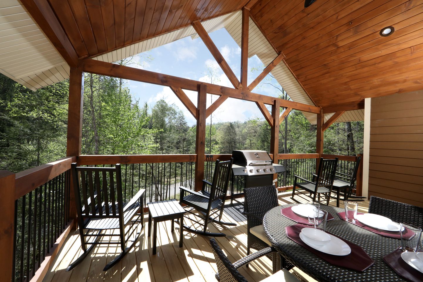 Stunning Cozy Cabin with Game Room, Indoor and Outdoor Swimming Pool and Hot-tub in Gatlinburg, Tennessee