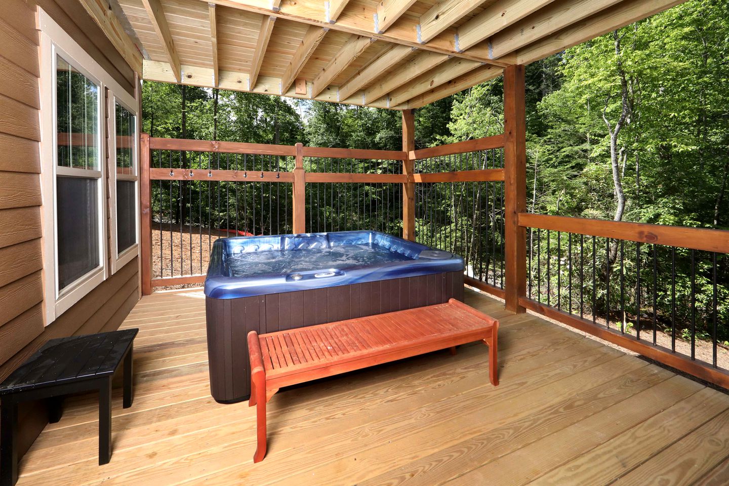 Stunning Cozy Cabin with Game Room, Indoor and Outdoor Swimming Pool and Hot-tub in Gatlinburg, Tennessee