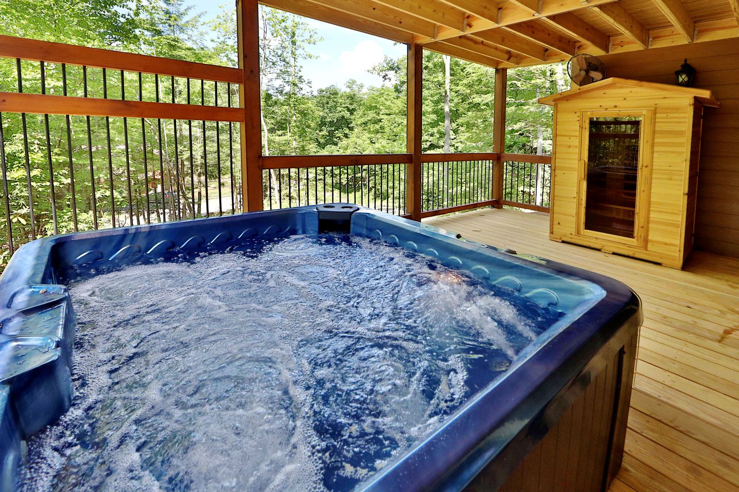 Stunning Cozy Cabin with Game Room, Indoor and Outdoor Swimming Pool and Hot-tub in Gatlinburg, Tennessee