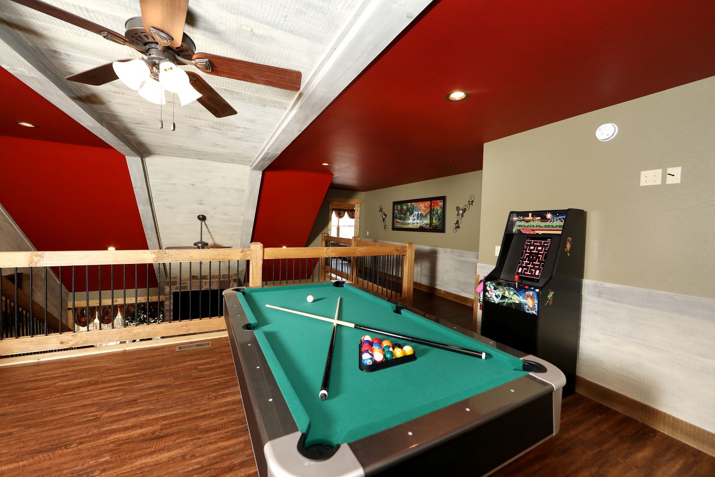 Stunning Cozy Cabin with Game Room, Indoor and Outdoor Swimming Pool and Hot-tub in Gatlinburg, Tennessee