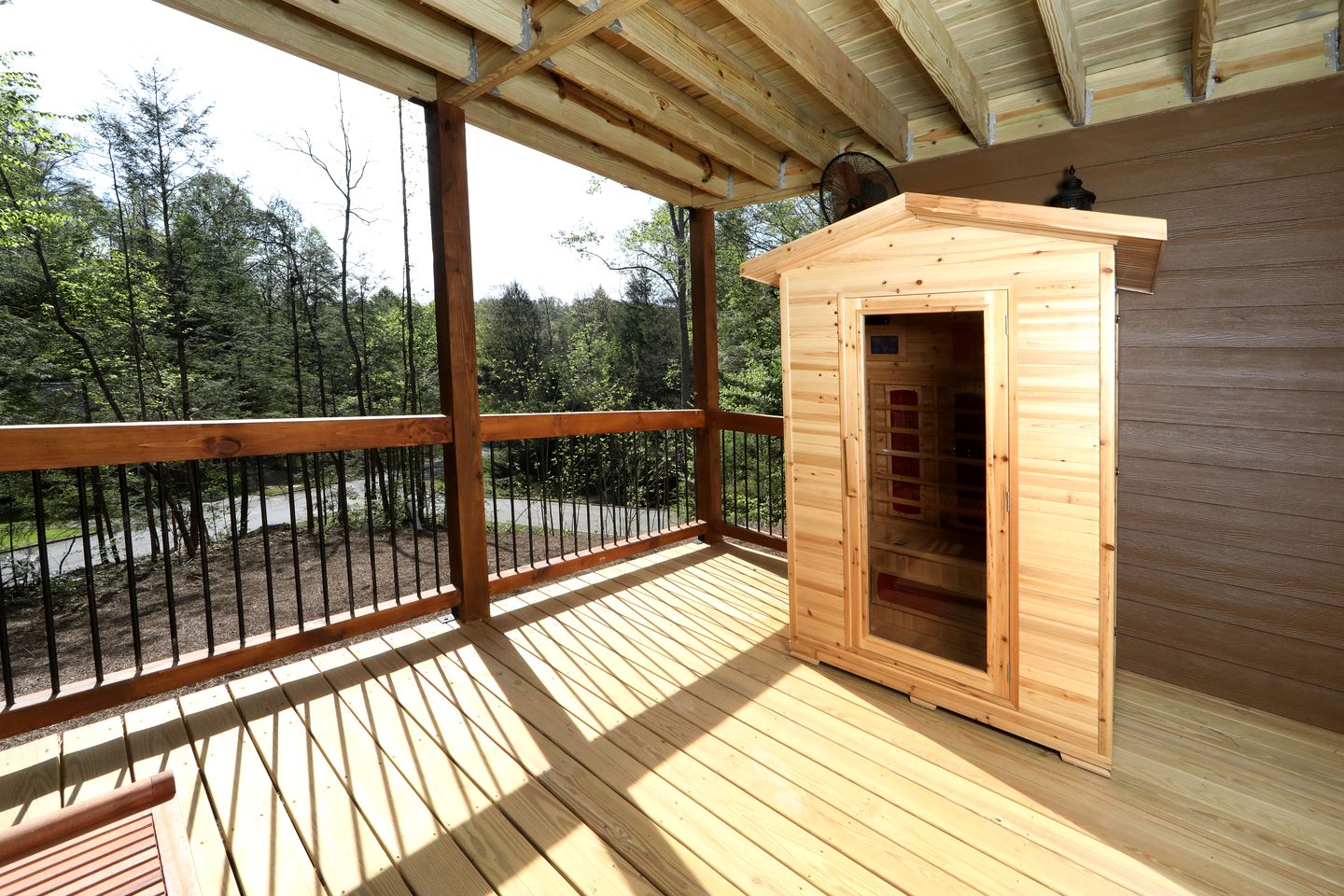 Stunning Cozy Cabin with Game Room, Indoor and Outdoor Swimming Pool and Hot-tub in Gatlinburg, Tennessee