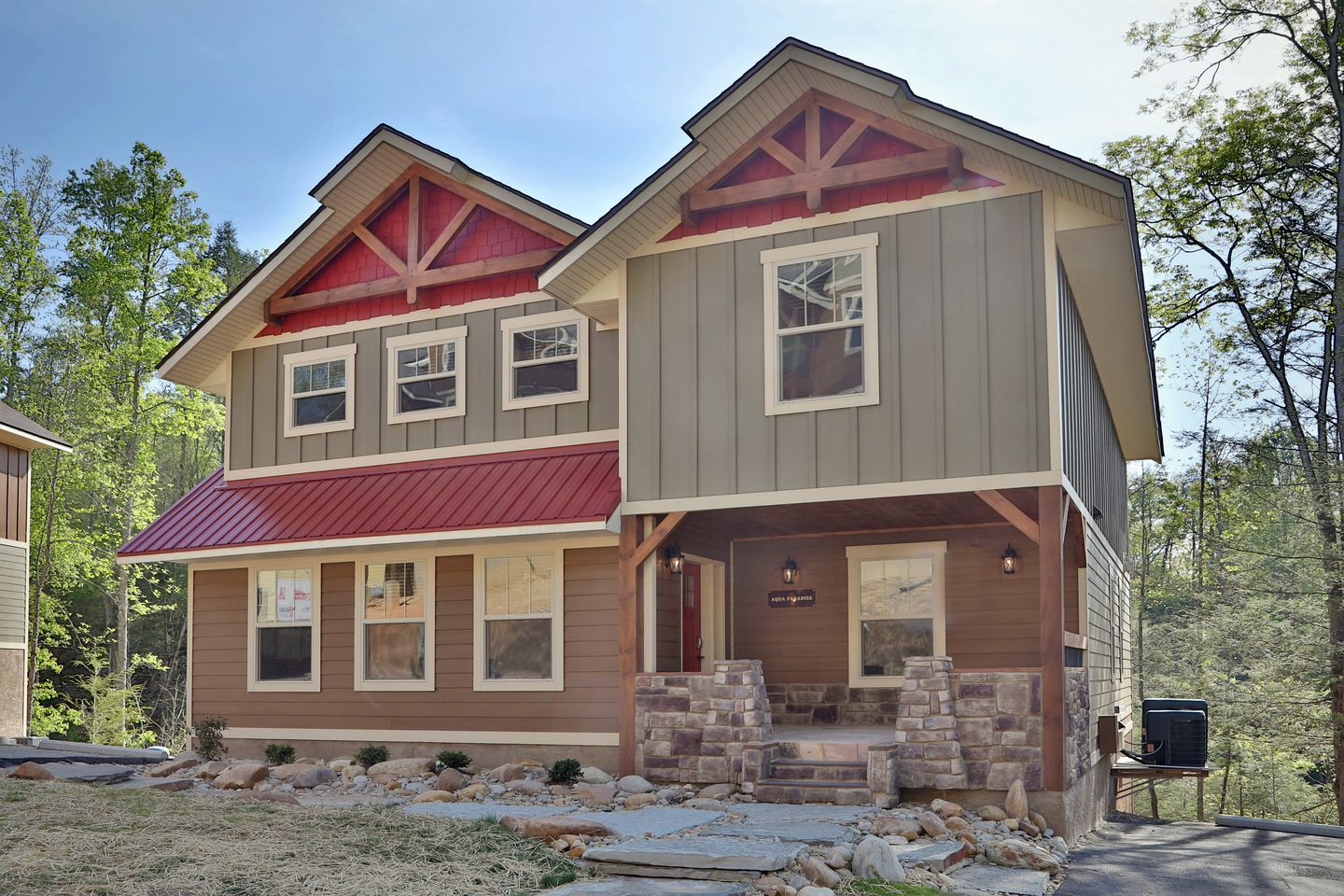 Stunning Cozy Cabin with Game Room, Indoor and Outdoor Swimming Pool and Hot-tub in Gatlinburg, Tennessee