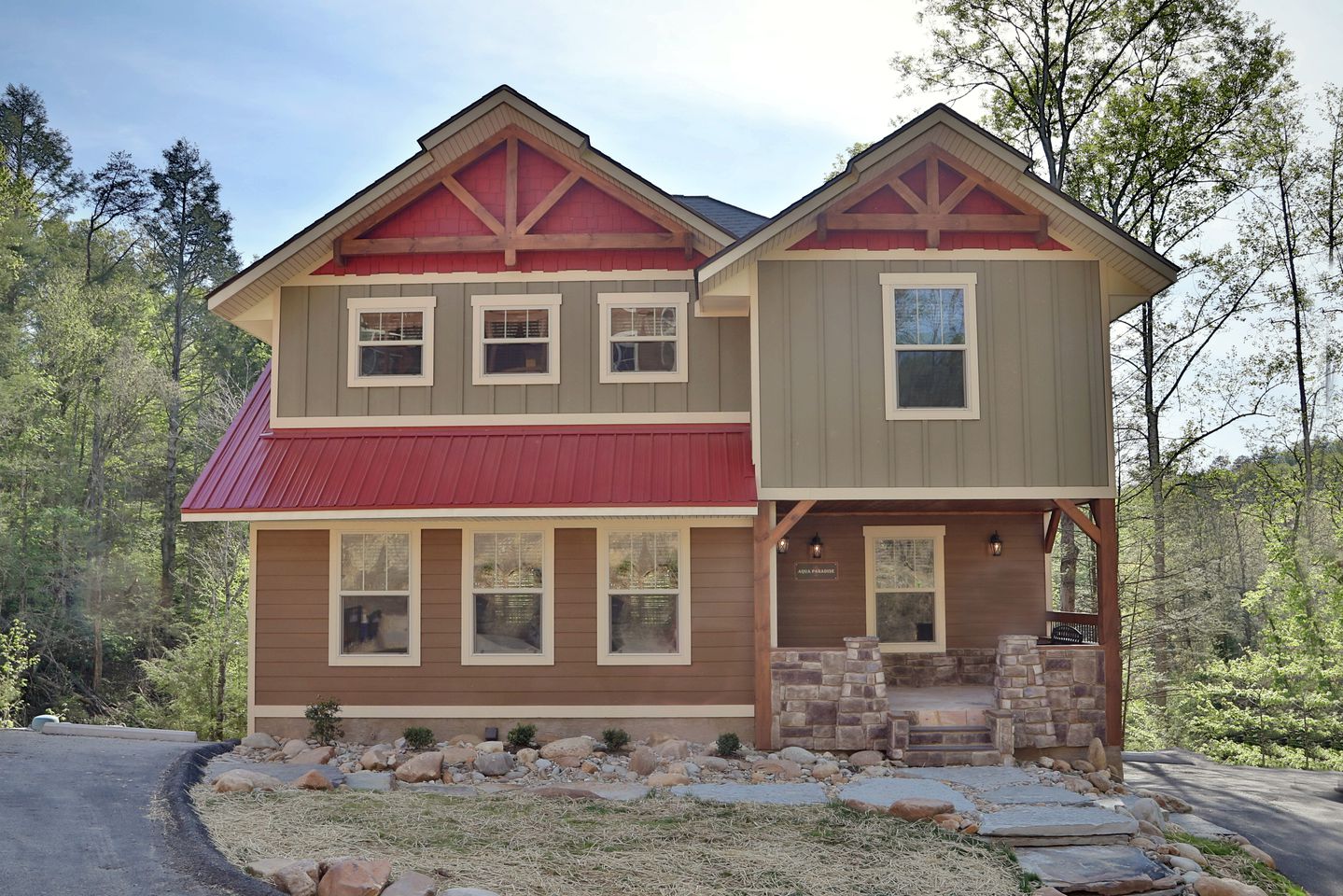 Stunning Cozy Cabin with Game Room, Indoor and Outdoor Swimming Pool and Hot-tub in Gatlinburg, Tennessee