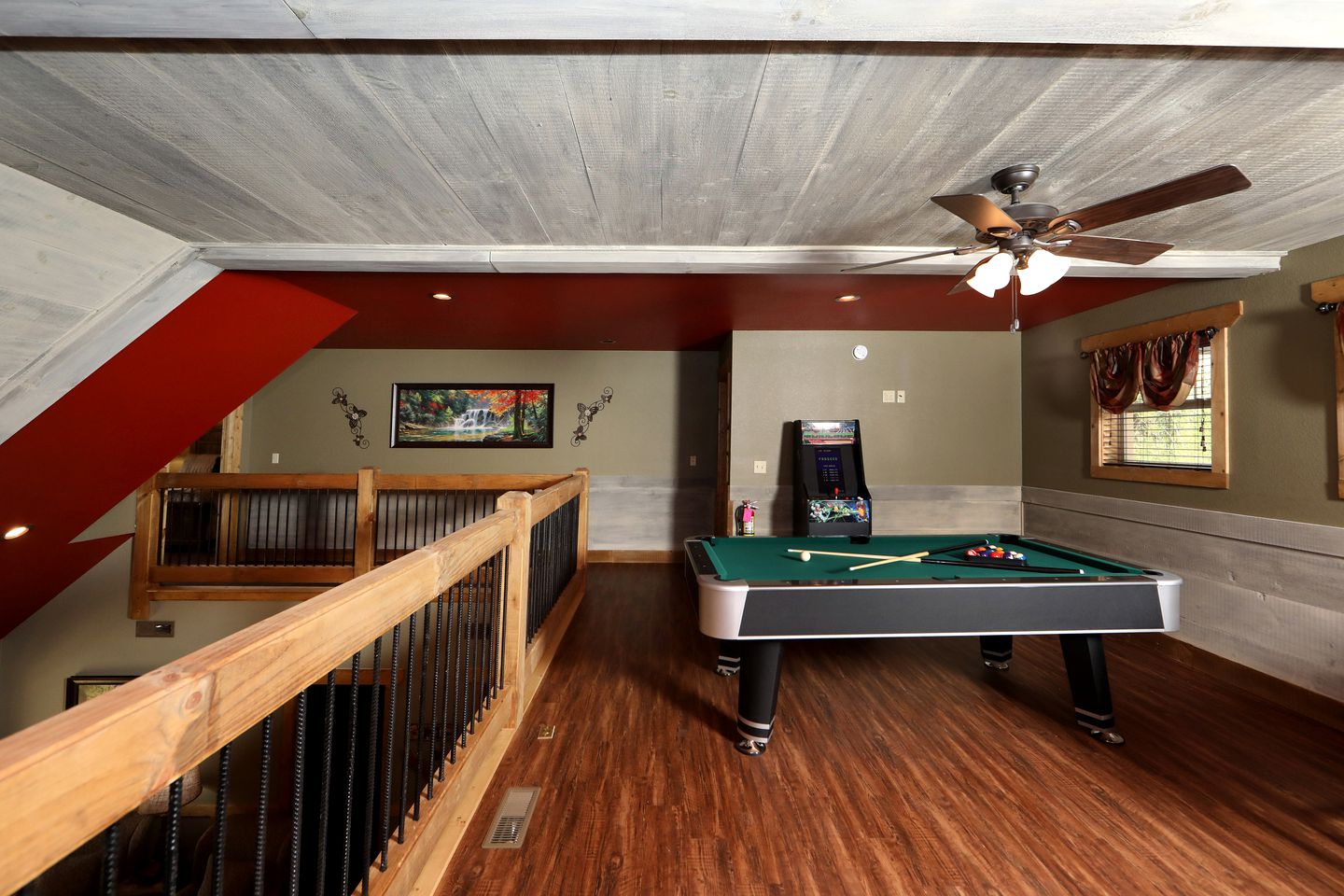 Stunning Cozy Cabin with Game Room, Indoor and Outdoor Swimming Pool and Hot-tub in Gatlinburg, Tennessee