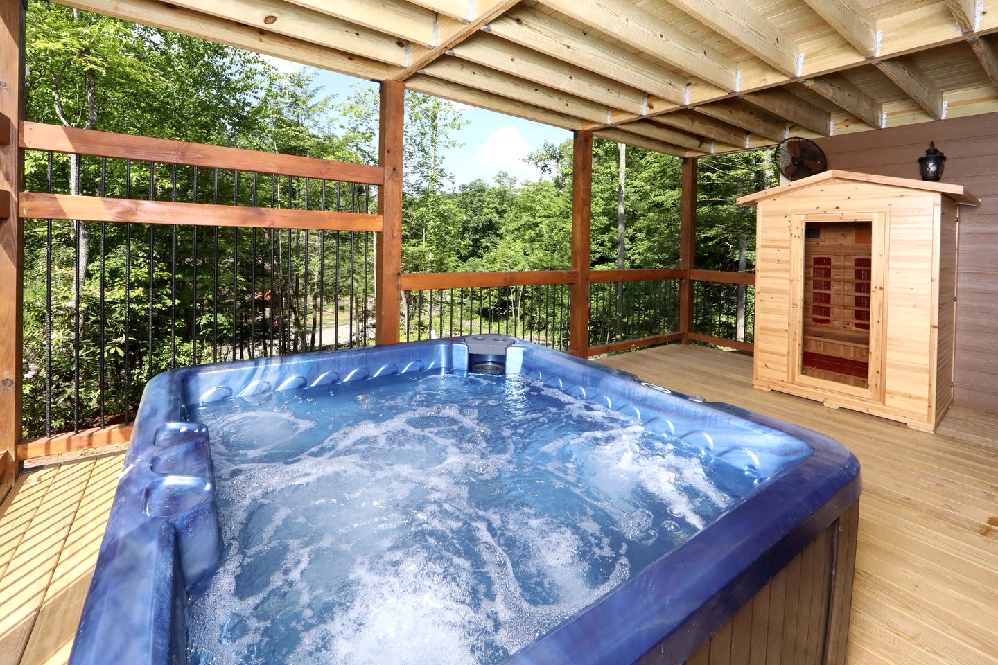 Stunning Cozy Cabin with Game Room, Indoor and Outdoor Swimming Pool and Hot-tub in Gatlinburg, Tennessee